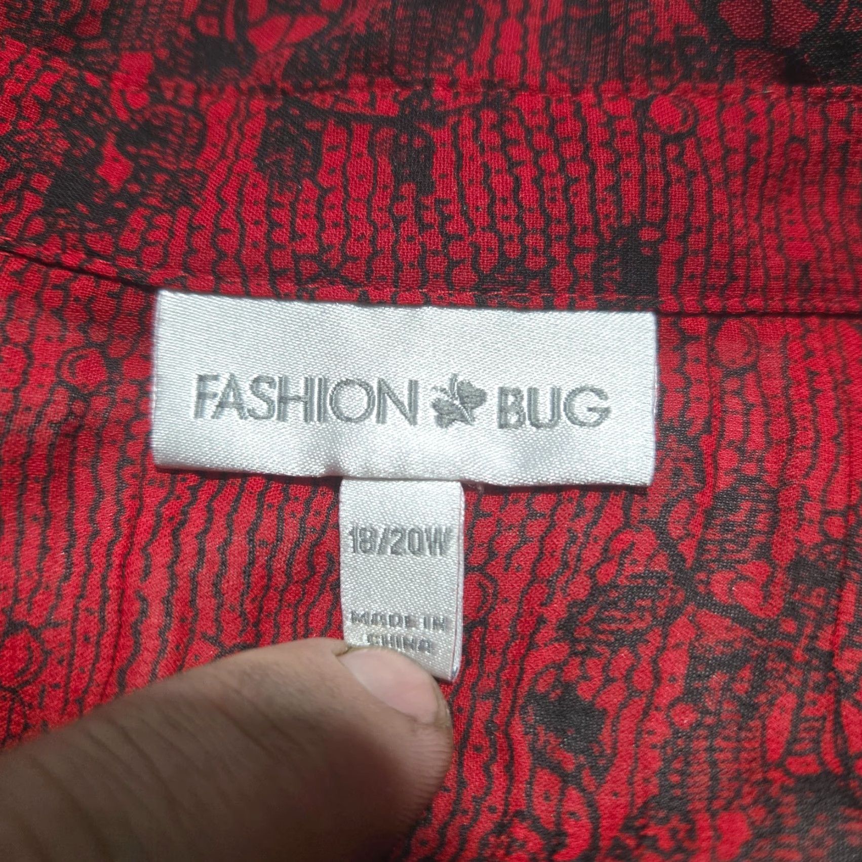 Vintage Fashion Bug Shirt Adults Womens 18 Red All-Over Floral Print 3/4 Sleeve Button Up Henley Bohemian Woman Size XXL / US 16-18 / IT 52-54 - 4 Thumbnail