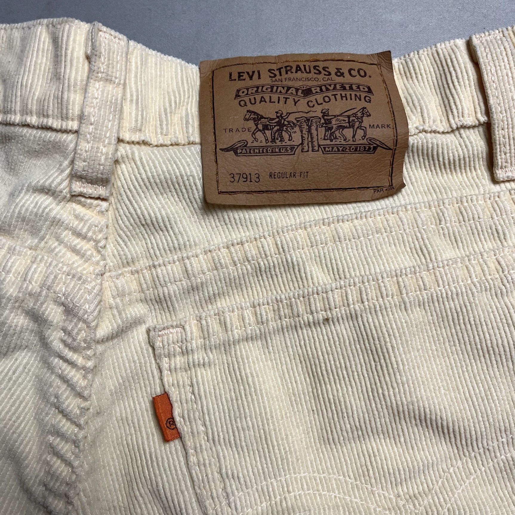 VINTAGE Levi's 913 Corduroy Shorts Regular Fit Women 29 Beige 70s Orange Tab Chino