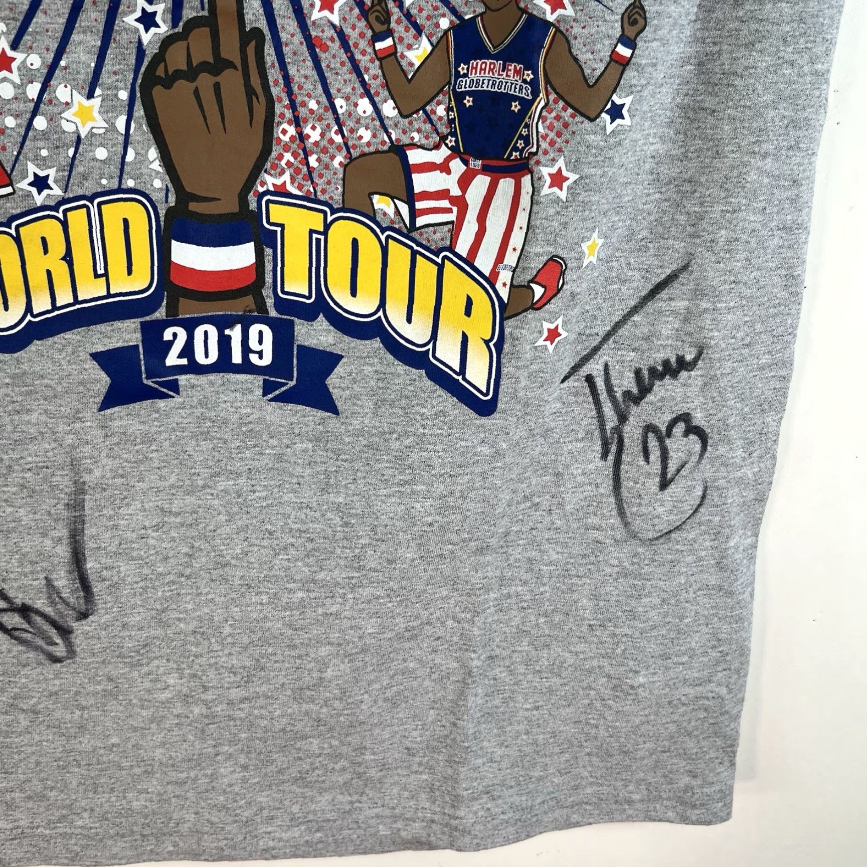 Champion Harlem Globetrotters World Tour 2019 Signed T-Shirt Men's M Champion Gray Graphic Print Hip Hop Sports Size US M / EU 48-50 / 2 - 6 Thumbnail