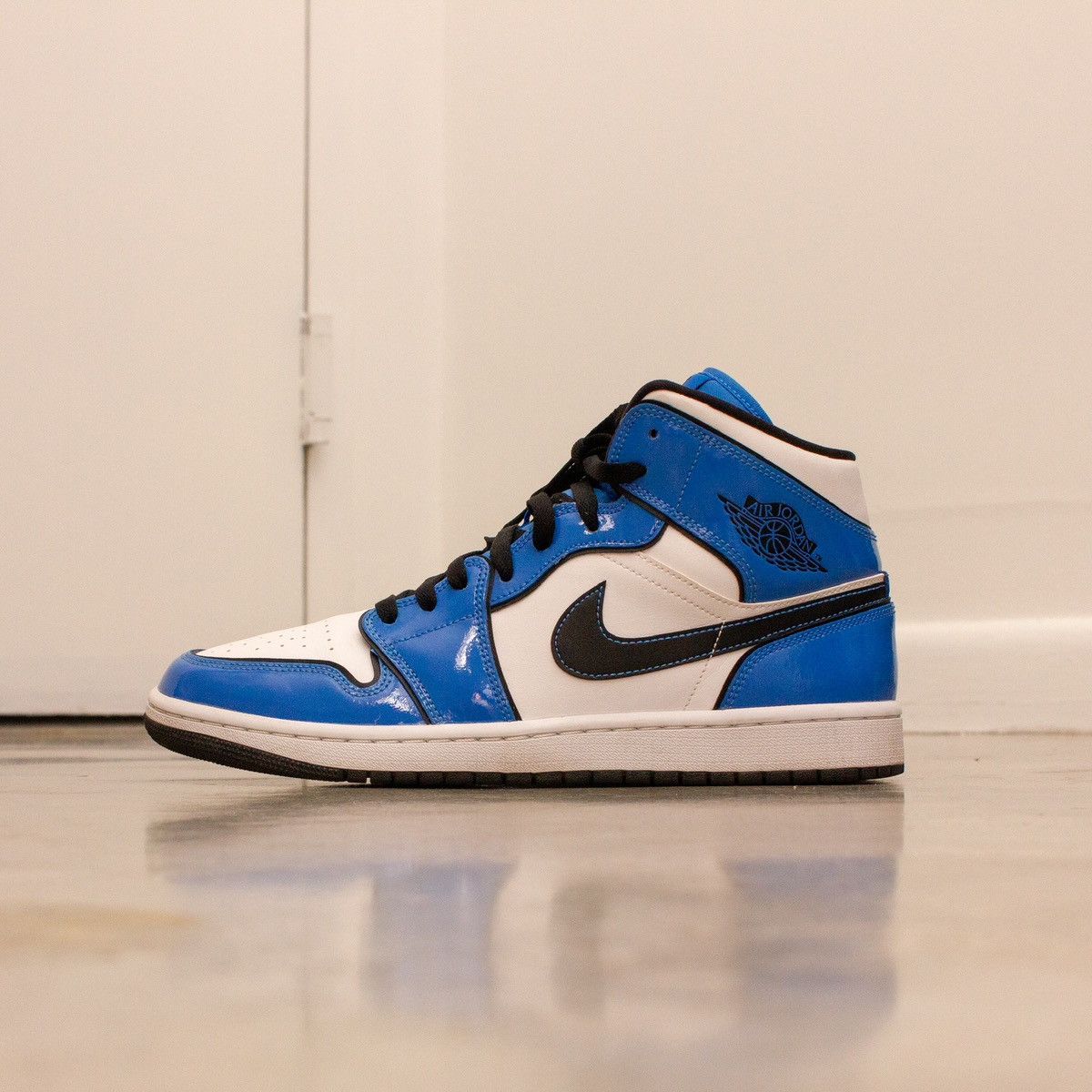 Nike Rare AIR JORDAN 1 MID SE "SIGNAL BLUE"-DD6834-402 Size US 10 / EU 43 - 4 Thumbnail