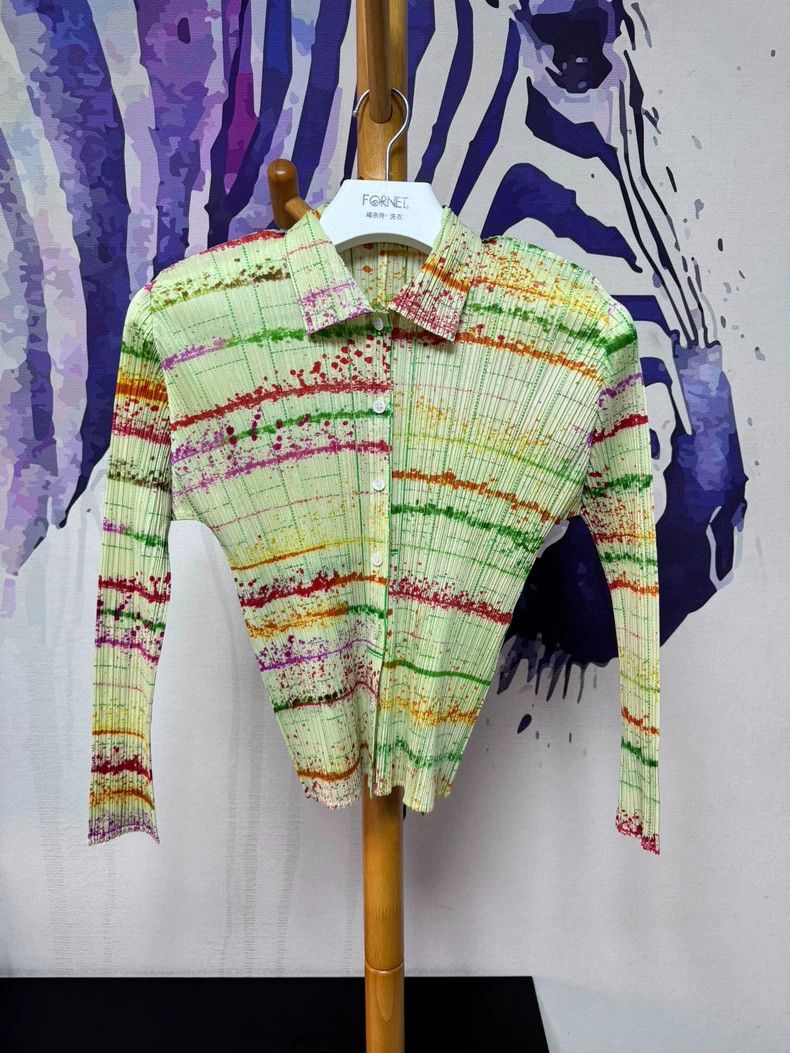 Issey Miyake size:3 A green and colorful ink-splashed card