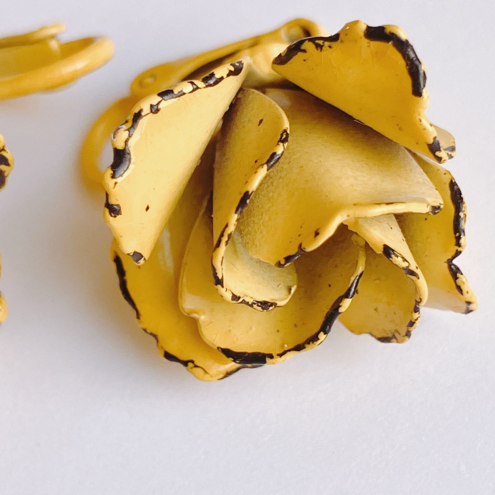 Vintage VTG Mid Century Clip On Earrings Yellow Enamel Flower 1950s Size ONE SIZE - 3 Thumbnail