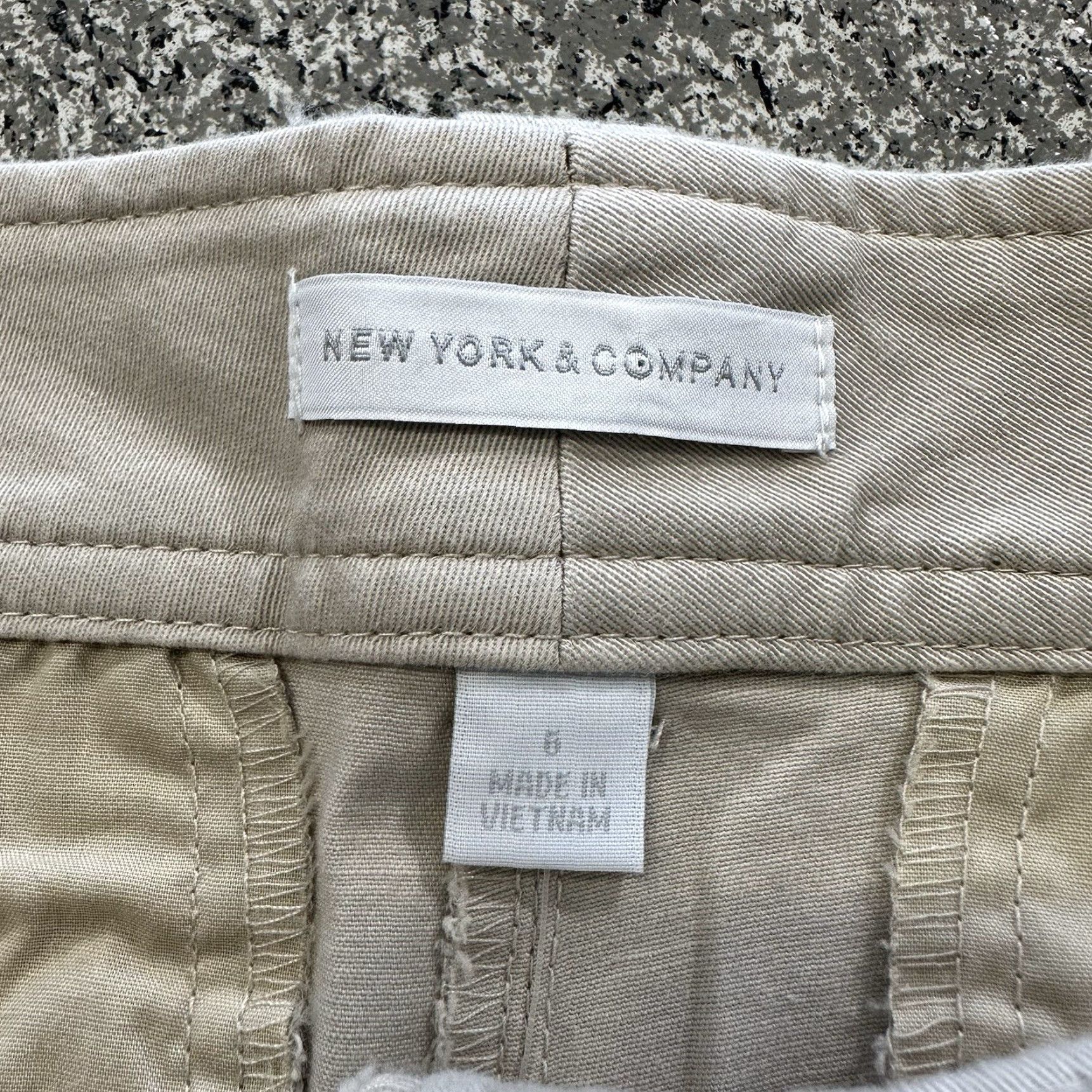 Vintage New York & Company Short Chino Beige 6 Mid Rise 4” Stretch Women's Regular Pocket 5-Pocket Design Beige Cotton Spandex Casual 90s? Size 28" / US 6 / IT 42 - 2 Thumbnail