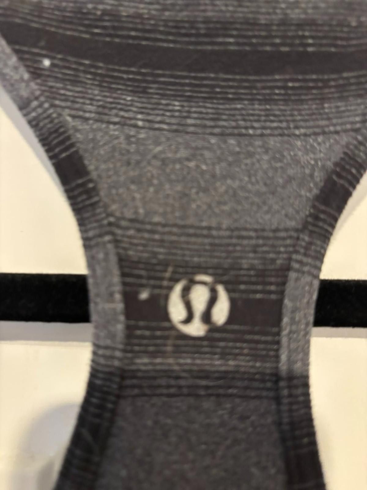 Lululemon Women's sz 8 Lululemon black athletic tank LOGO CRACKED #642 Size M / US 6-8 / IT 42-44 - 3 Thumbnail