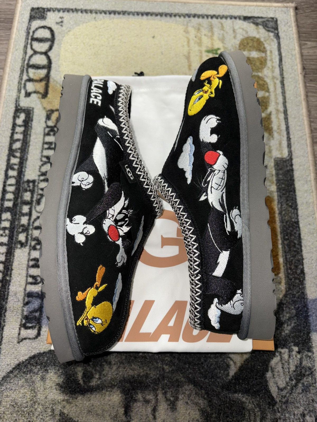Palace × Ugg Palace UGG Tasman Slipper Looney Tunes Black Size US 8 / EU 41 - 2 Thumbnail