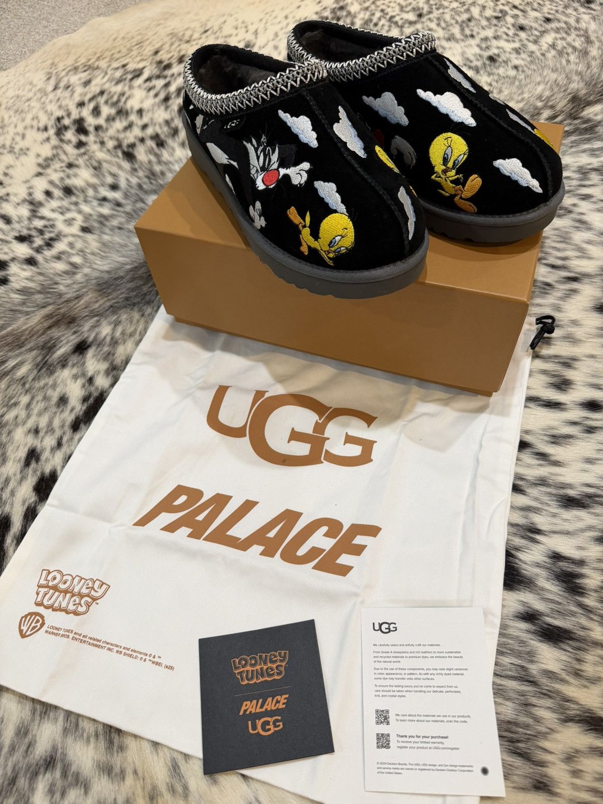 Ugg 2025 Palace x Looney Tunes x Ugg Tasman Size US 9 / EU 42 - 2 Thumbnail