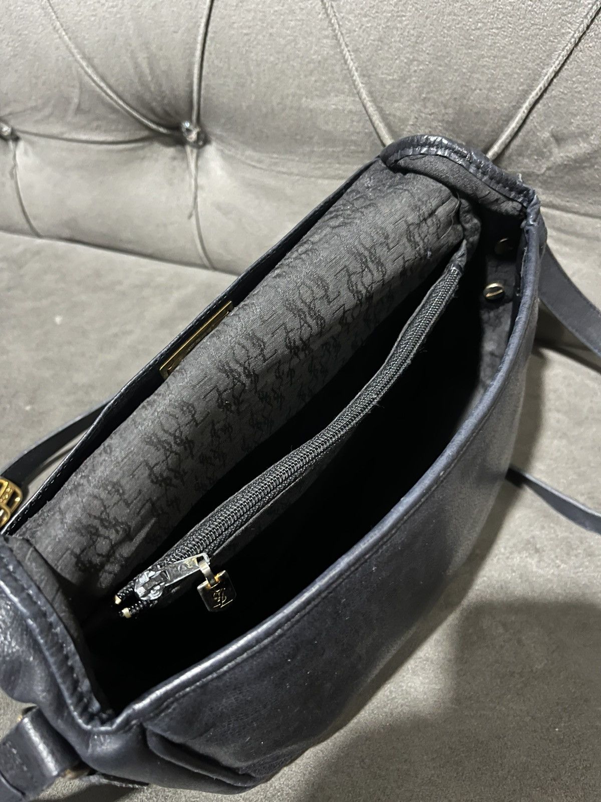 Yves Saint Laurent Authentic Yves Saint Laurent logo stitch shoulder bag Size ONE SIZE - 16 Thumbnail