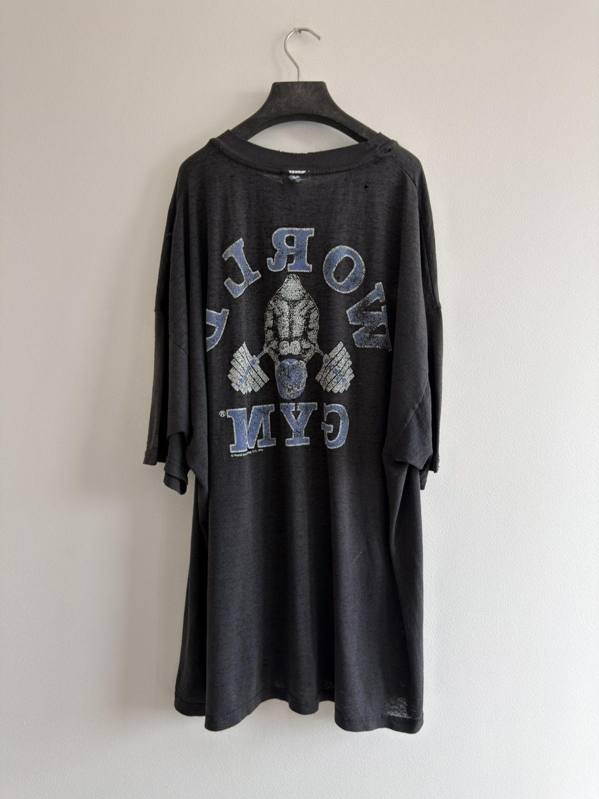 Vintage *RARE* 1990s WORLD GYM BODYBUILDING HARDCORE THRASHED TEE Size US XXL / EU 58 / 5 - 8 Thumbnail