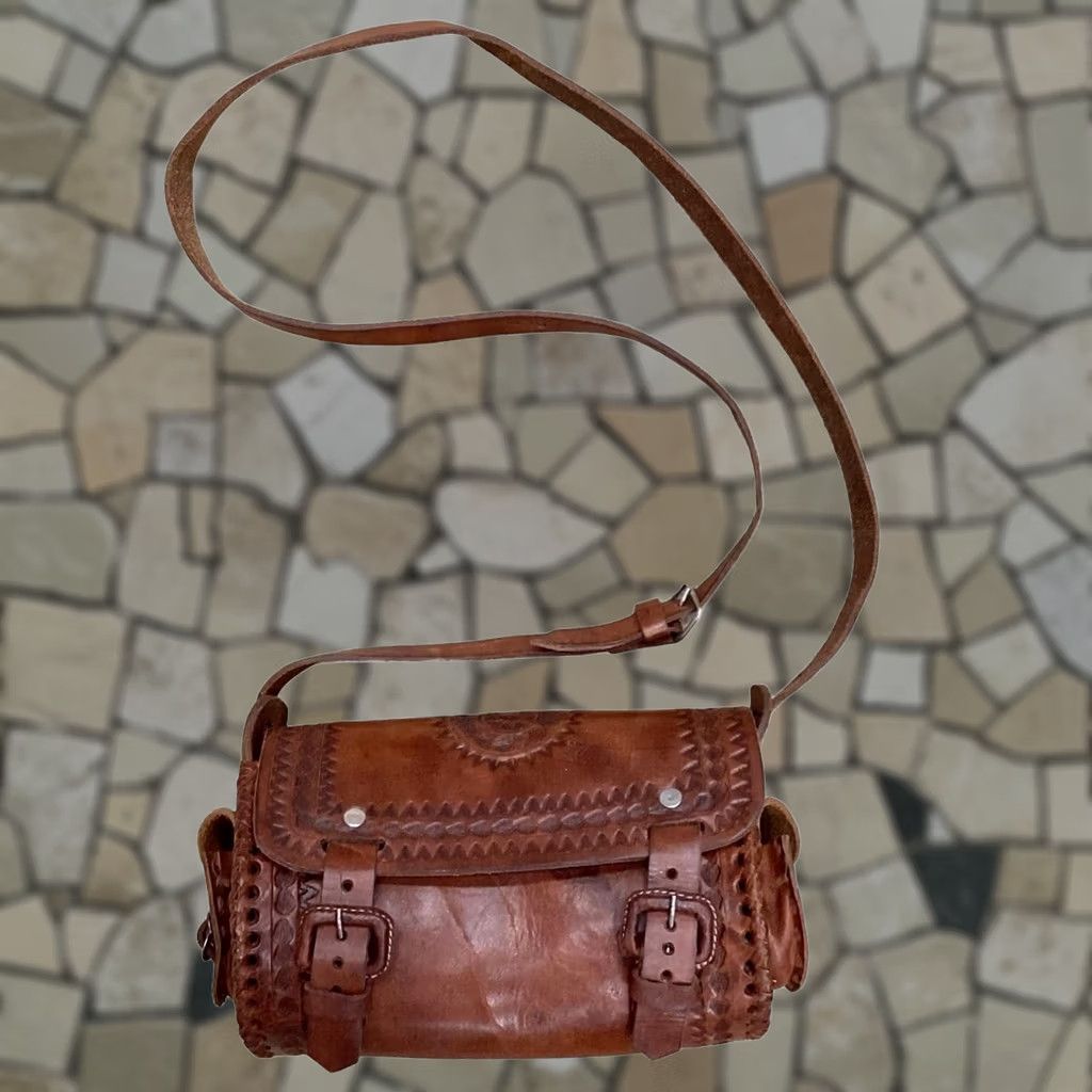 Vintage VINTAGE Handcrafted Brown Leather Crossbody Bag Saddle Bag Women 9 Adjustable Strap Textured India Men’s? Size ONE SIZE - 1 Thumbnail