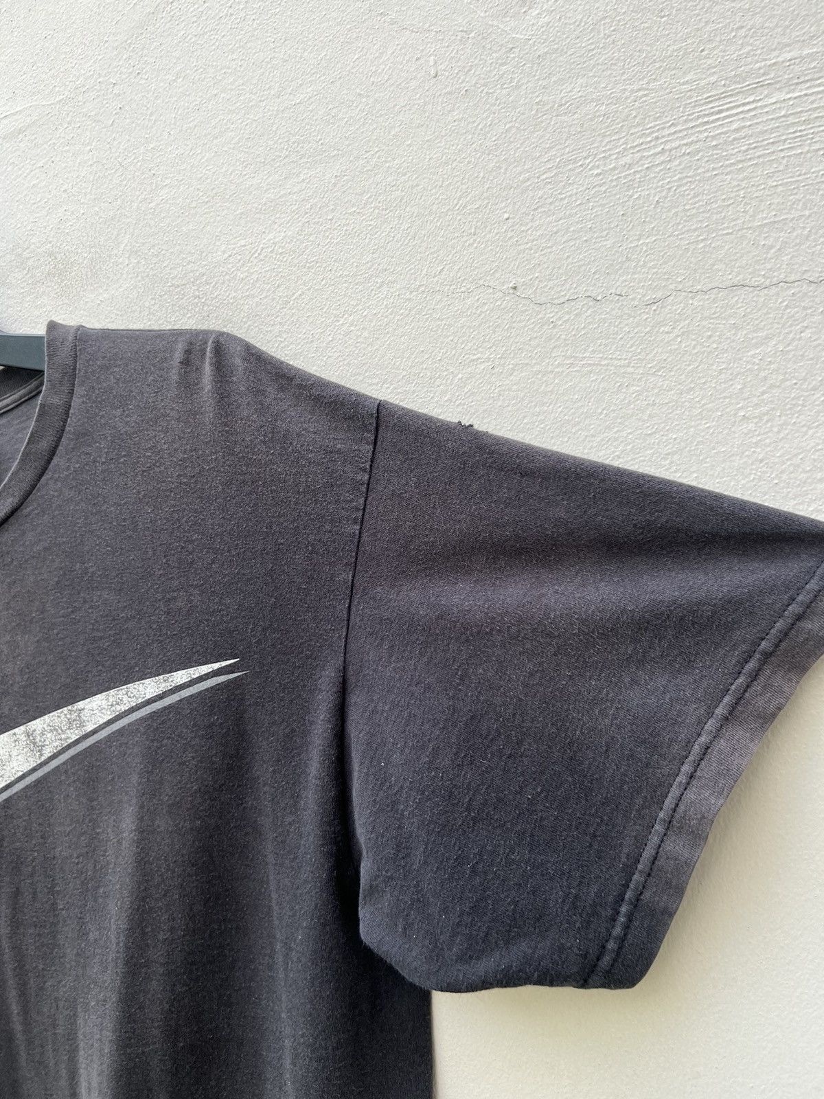Nike Vintage 90s Nike Distressed Sun Faded Black Swoosh t shirt Size US L / EU 52-54 / 3 - 8 Thumbnail