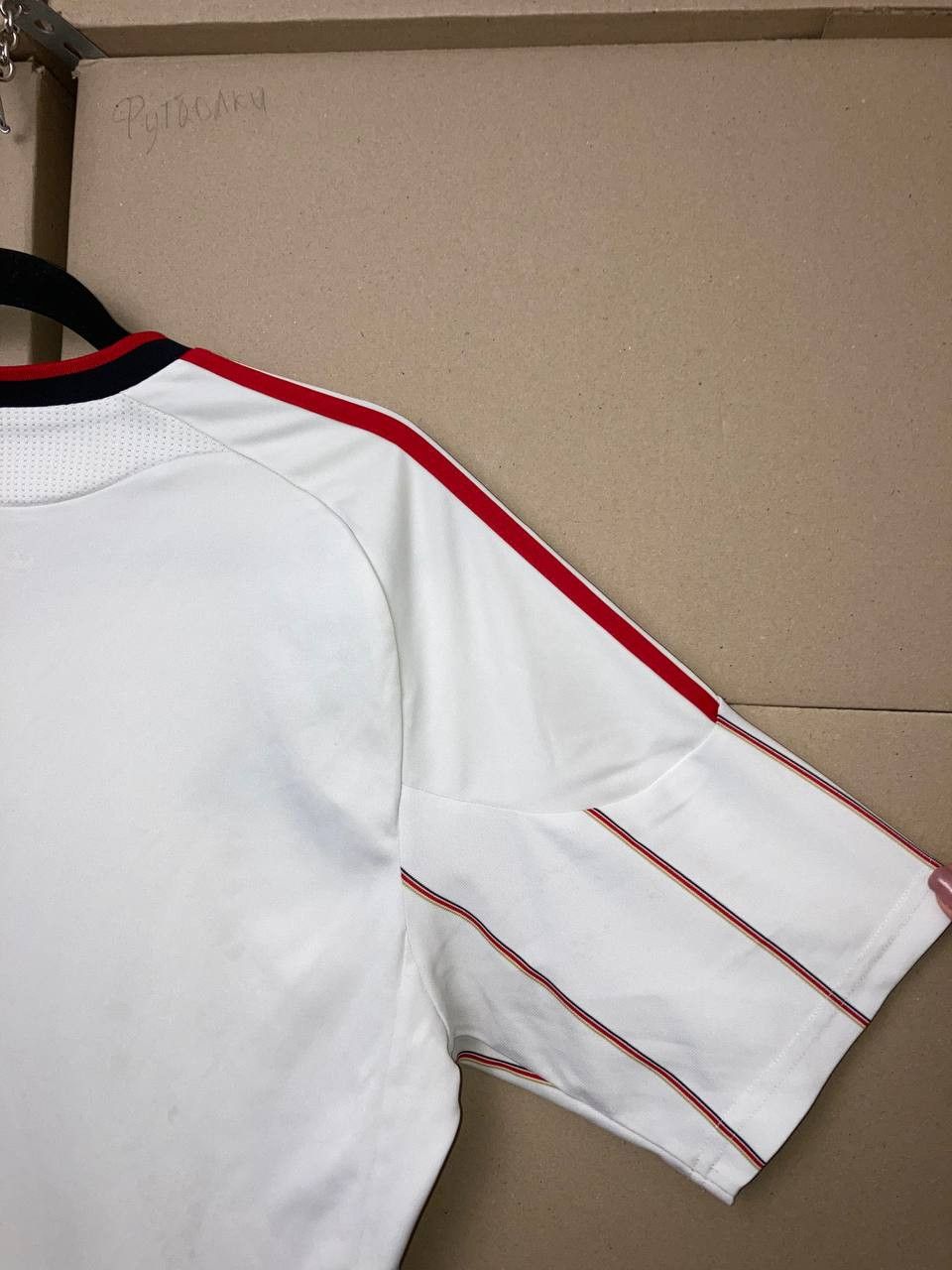Adidas LIVERPOOL 2010 2011 AWAY FOOTBALL SHIRT SOCCER JERSEY ADIDAS Size US M / EU 48-50 / 2 - 5 Thumbnail
