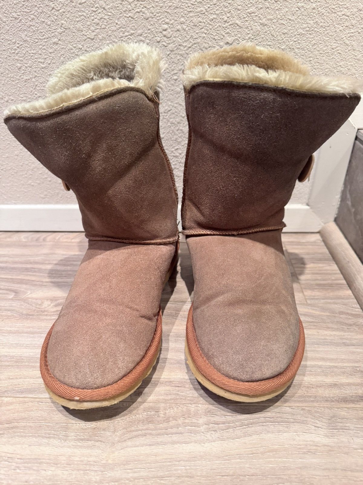 Ugg UGG 5803 Bailey Button II Sheepskin Boots Chestnut Brown Size US 9 / IT 39 - 1 Thumbnail