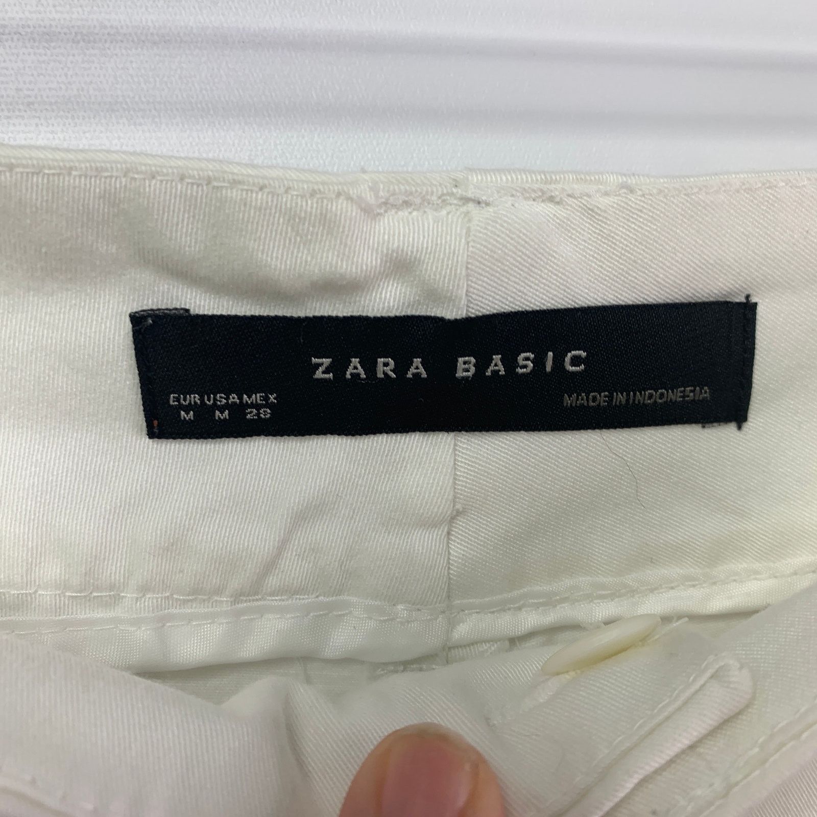 Zara Zara Shortie White Cuffed Mid Rise Shorts Side Buckles Vacay Size 30" / US 8 / IT 44 - 4 Thumbnail