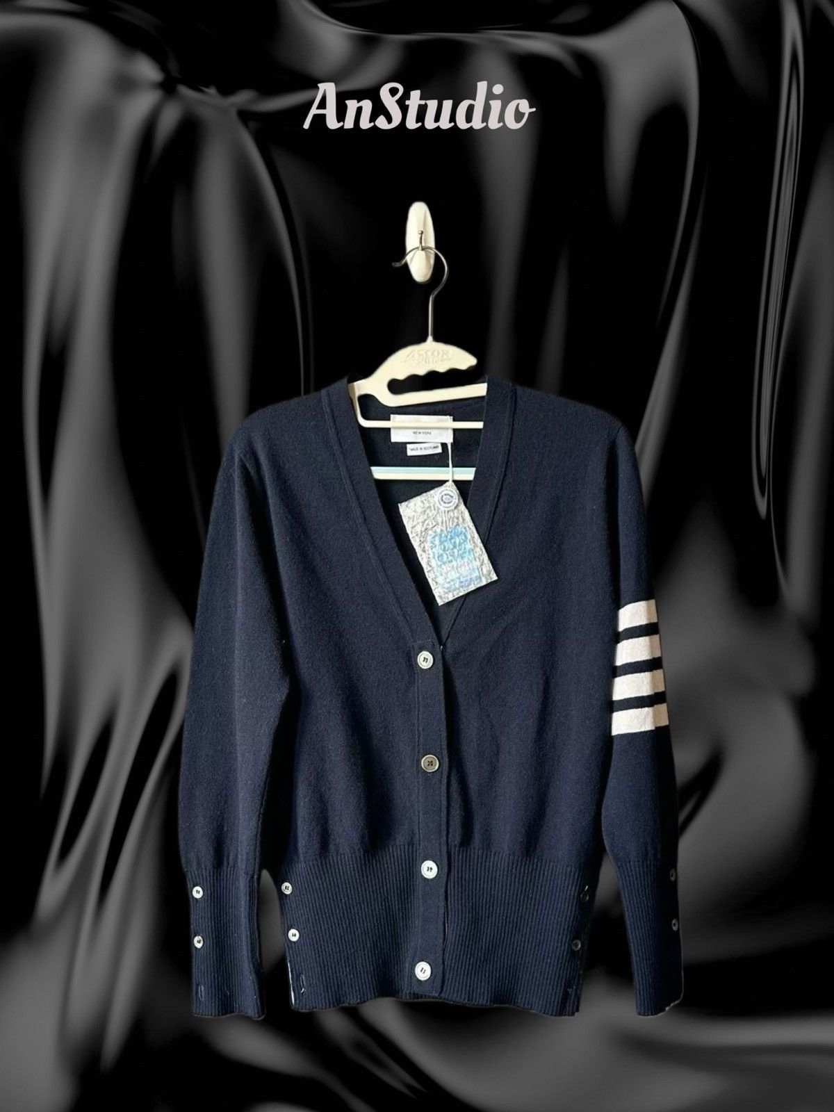 Thom Browne Thom Browne Navy Classic Cashmere 4-Bar V-Neck Cardigan Size M / US 6-8 / IT 42-44 - 1 Thumbnail