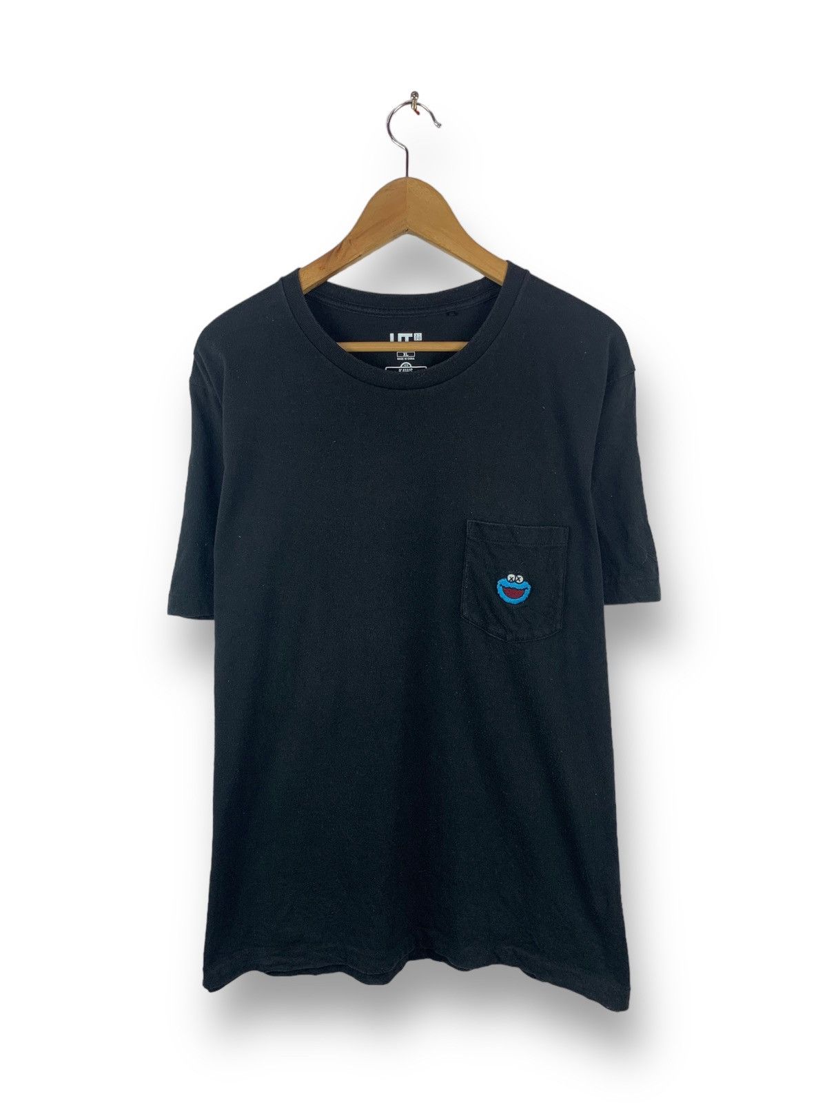 Japanese Brand Steals! Uniqlo Kaws Sesame Street Pocket Tee Size US XL / EU 56 / 4 - 1 Thumbnail