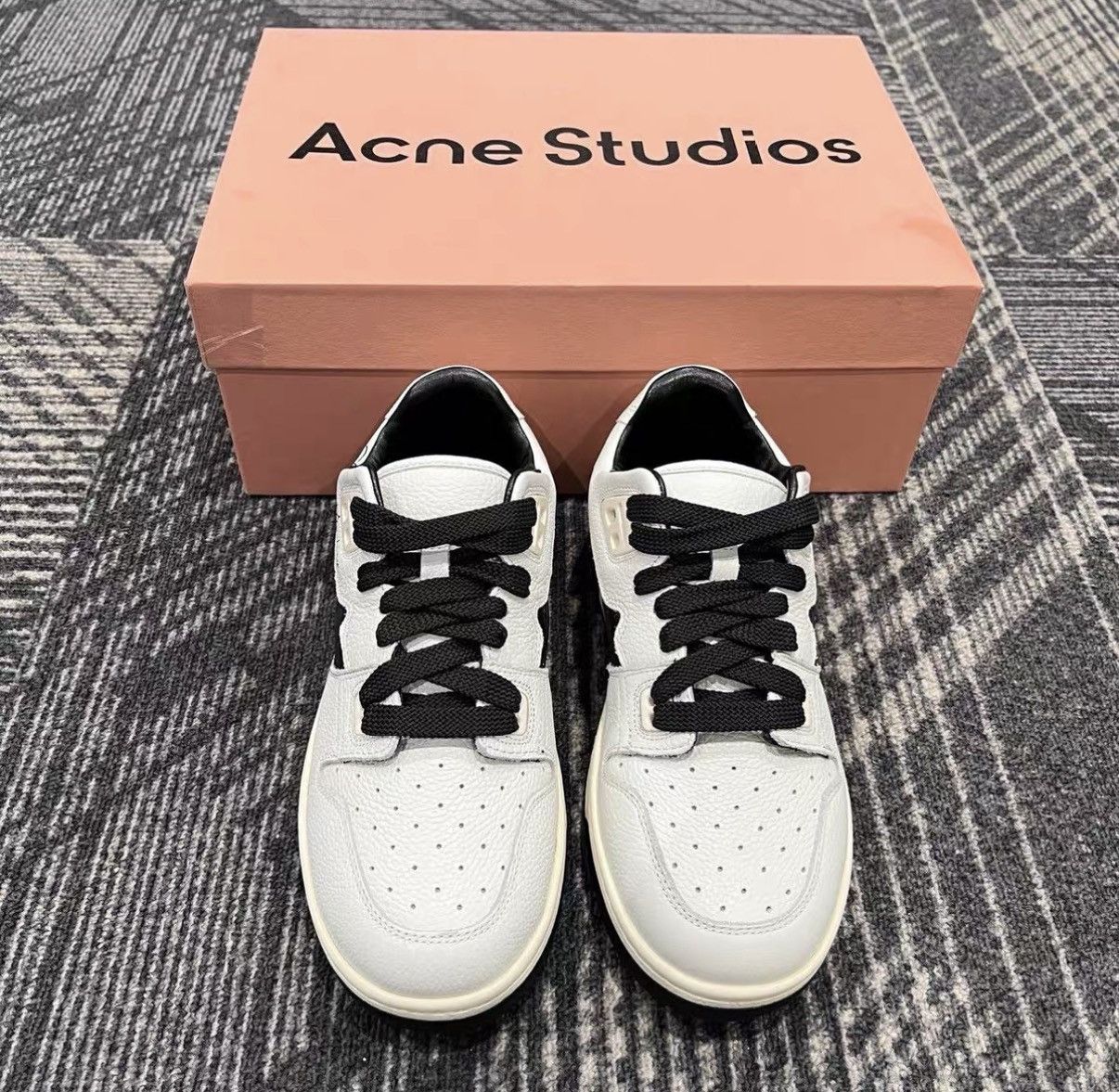 Acne Studios Acne Studios Black and White Panda Leather Sneakers J42 Size US 6 / IT 36 - 2 Thumbnail