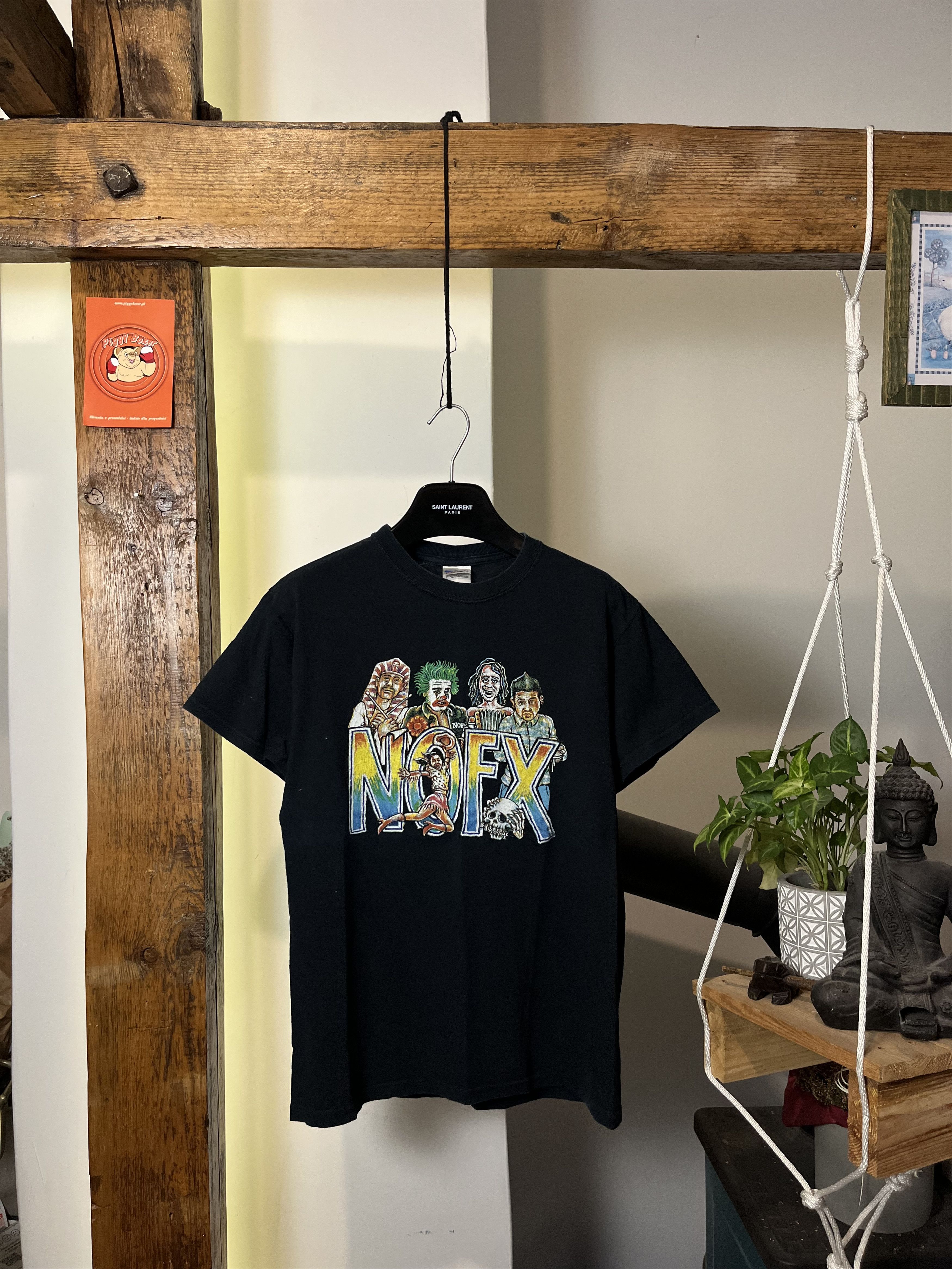 T-shirt vintage con grafica invecchiata ispirata alla band rock