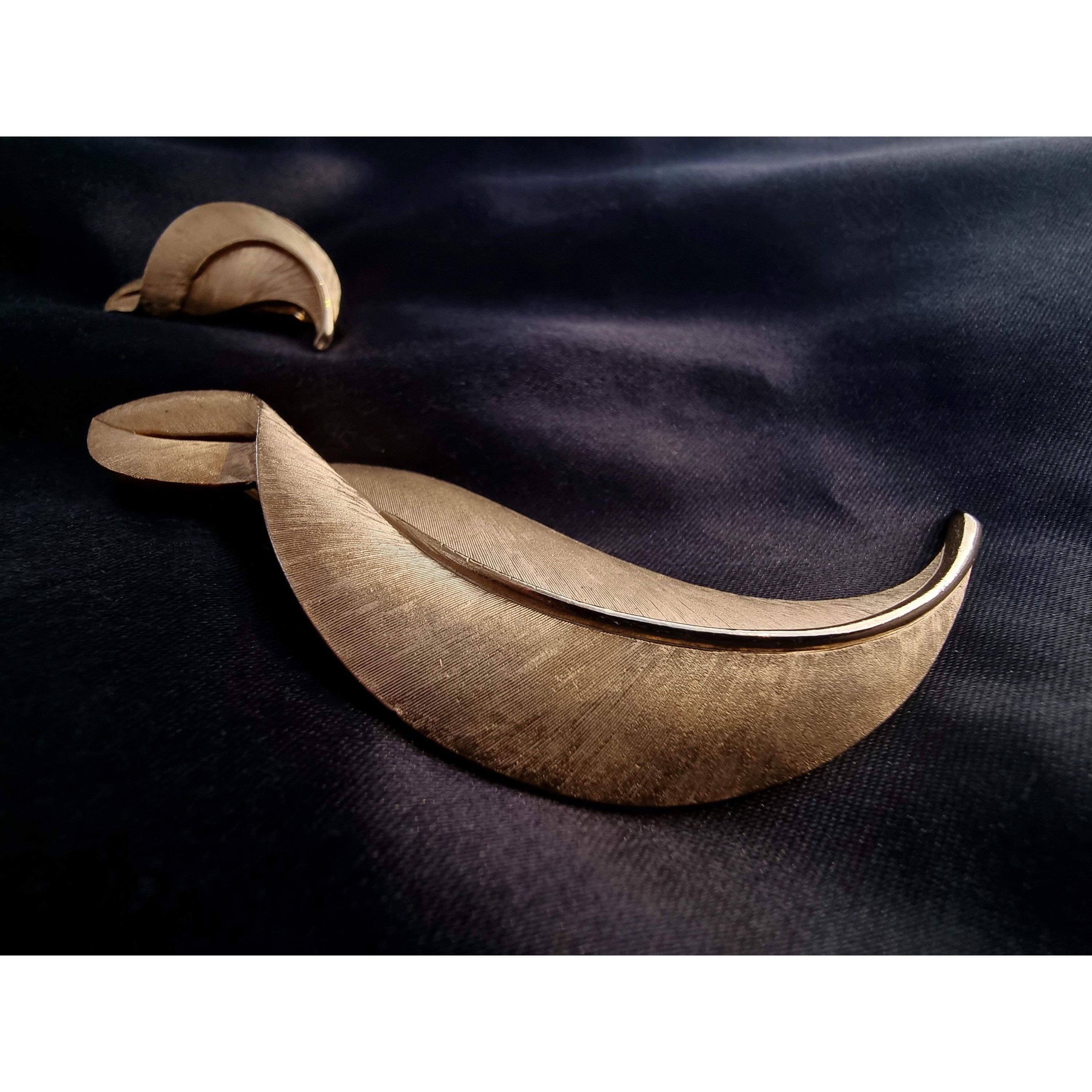 Other Vintage 1960s CROWN TRIFARI Gold Tone Leaf Floral Brooch and Size ONE SIZE - 4 Thumbnail