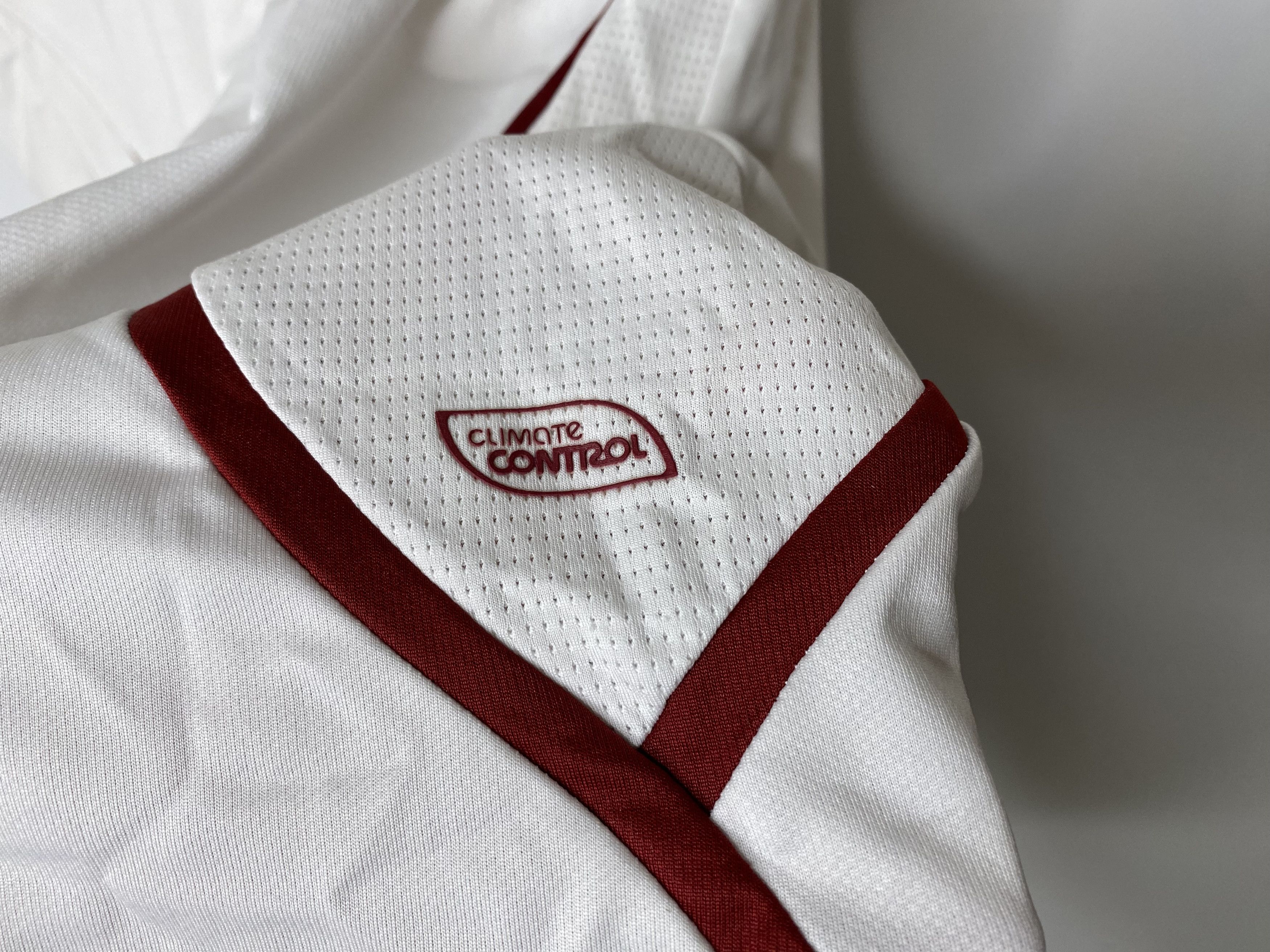 Umbro LINCOLN CITY 2008 2009 TRAINING FOOTBALL SHIRT SOCCER JERSEY Size US XL / EU 56 / 4 - 6 Thumbnail