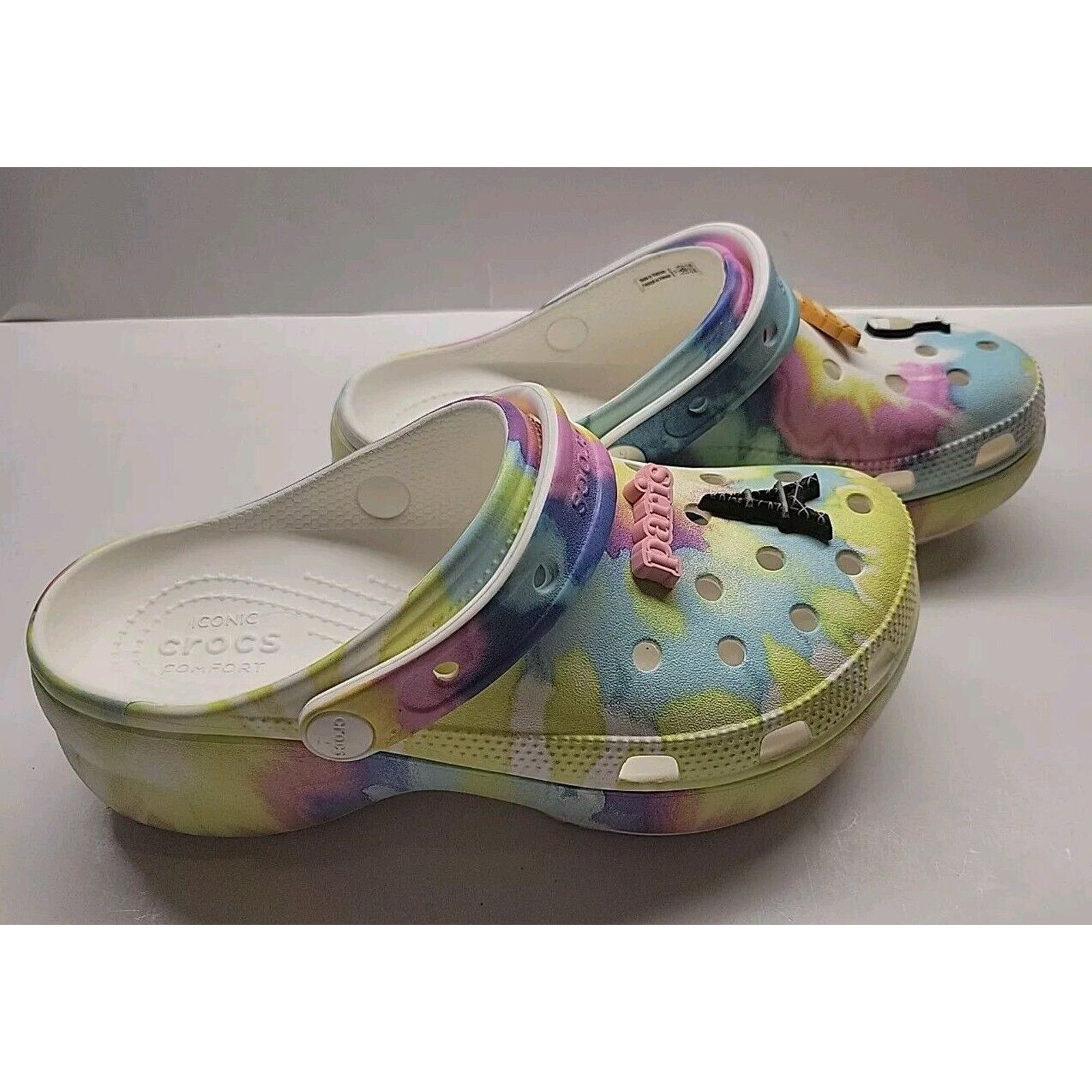 Crocs Crocs Classic Iconic Comfort Tie Dye Clogs Sz 7 Paris Charms Size US 7 / IT 37 - 6 Thumbnail