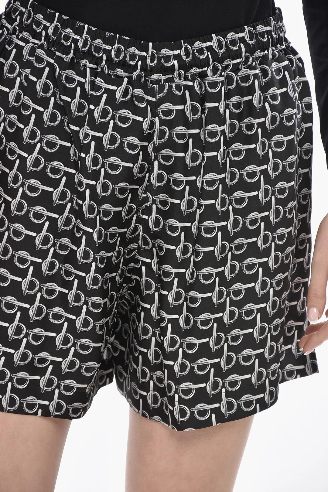 Burberry og1mm0426 Printed Silk Short in Black Size 27" / US 4 / IT 40 - 3 Thumbnail