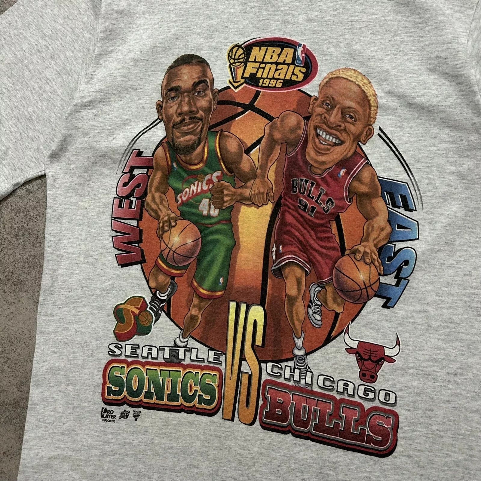 NBA × Vintage FINALS 1996 BULLS vs SONICS RODMAN KEMP CARICATURE T-SHIRT Size US M / EU 48-50 / 2 - 3 Thumbnail