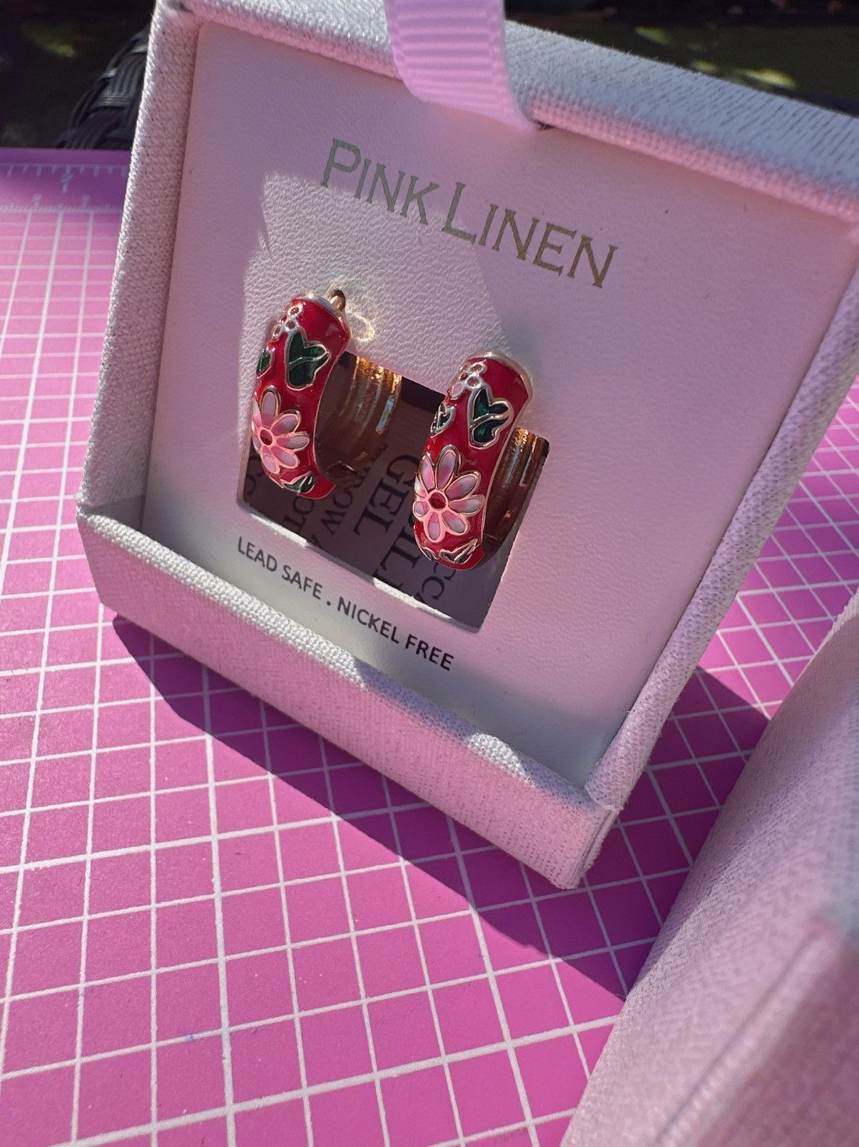 Designer Pink linen clip on earrings red gold tone flower loop LEAd Size ONE SIZE - 2 Thumbnail