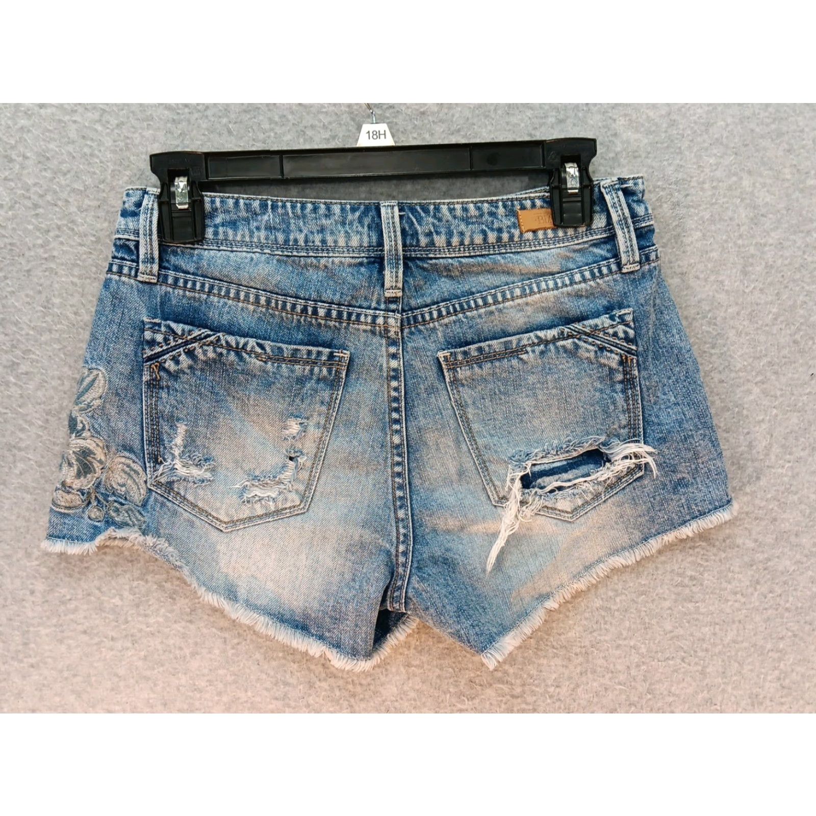 Buckle Black Buckle Black Distressed Denim Shorts Women's 26 Regular Blue Daisy Embroidered Pocket 2.0 Inseam Mid Rise Flat Front Zip Size 26" / US 2 / IT 38 - 6 Thumbnail