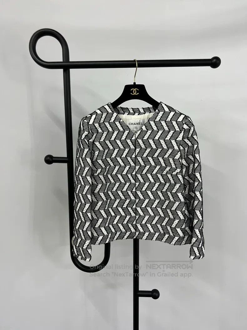 Chanel Chanel Black and white geometric printed jacket Size XS / US 0-2 / IT 36-38 - 1 Thumbnail