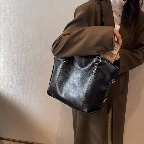 Black large capacity shoulder bag