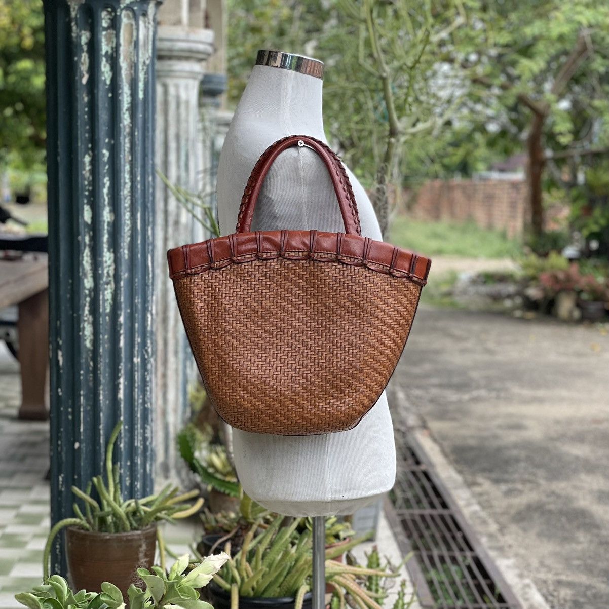 Leather × Vintage ❗️RARE ❗️Rattan Leather Woven Bucket Bag Size ONE SIZE - 1 Thumbnail