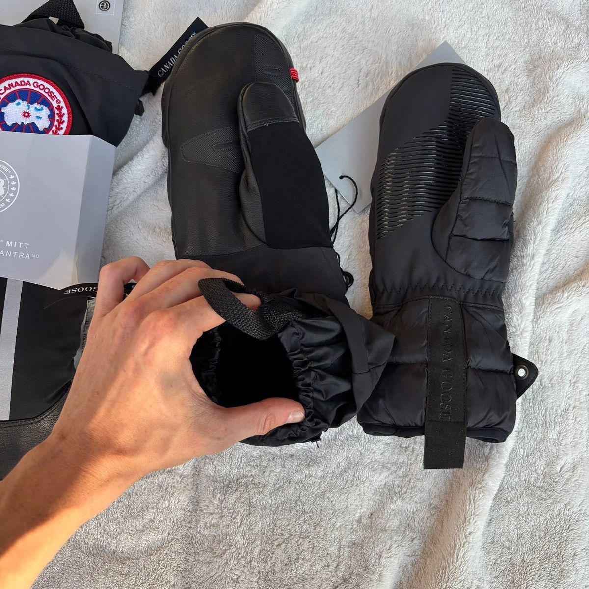 Canada Goose Size S - Canada Goose Classic Badge Black Mittens Size ONE SIZE - 5 Thumbnail