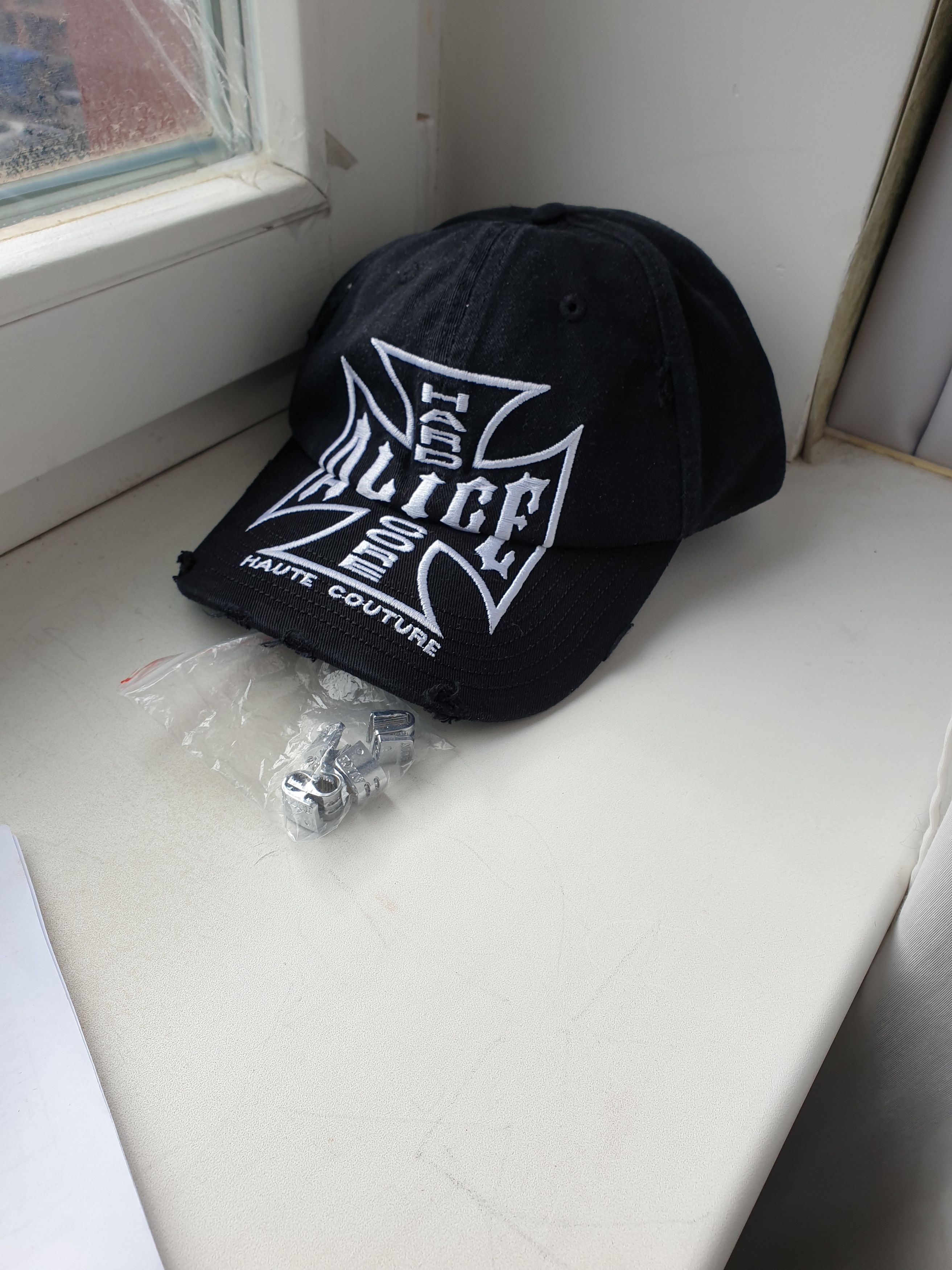 ALICE HOLLYWOOD CHOPPER CAP ホワイト ALICE HOLLYWOOD SS25 TOKYO EXCLUSIVE CHOPPER CAP / BLK WHT