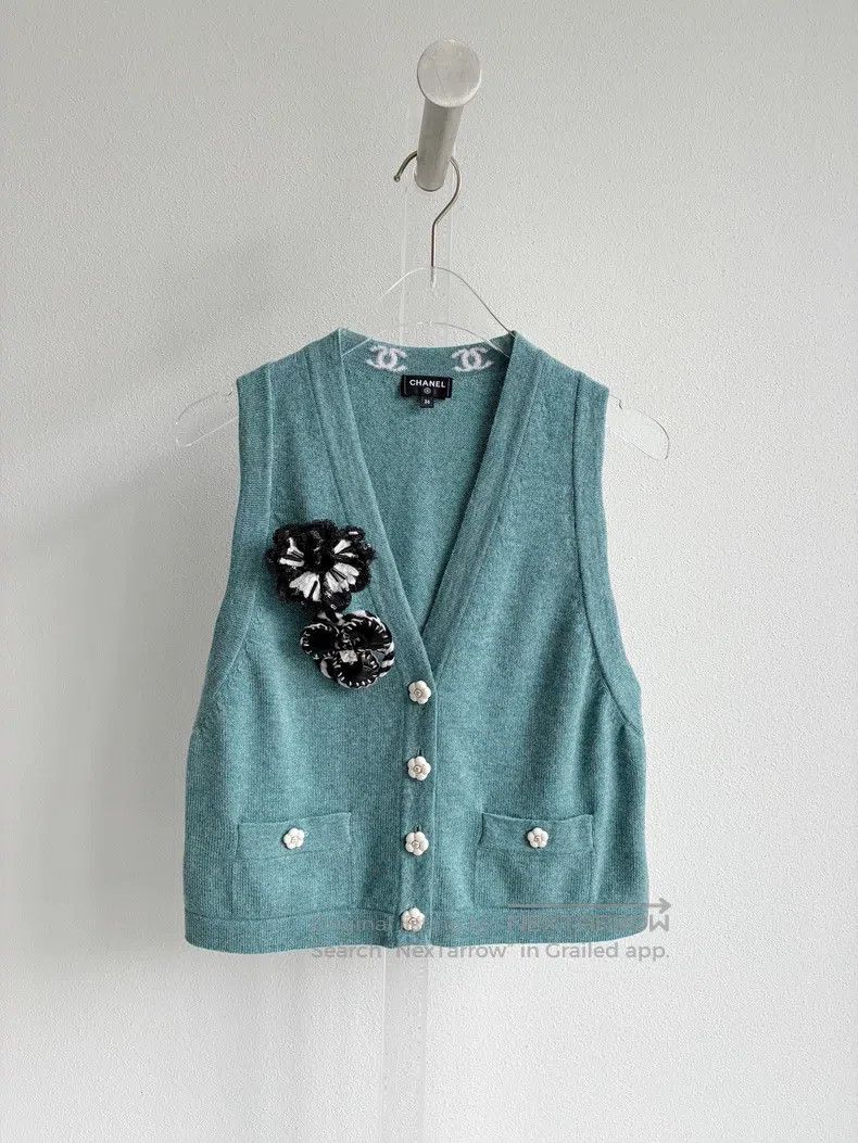 Chanel Chanel 23K camelia buckle vest Size XS / US 0-2 / IT 36-38 - 1 Thumbnail