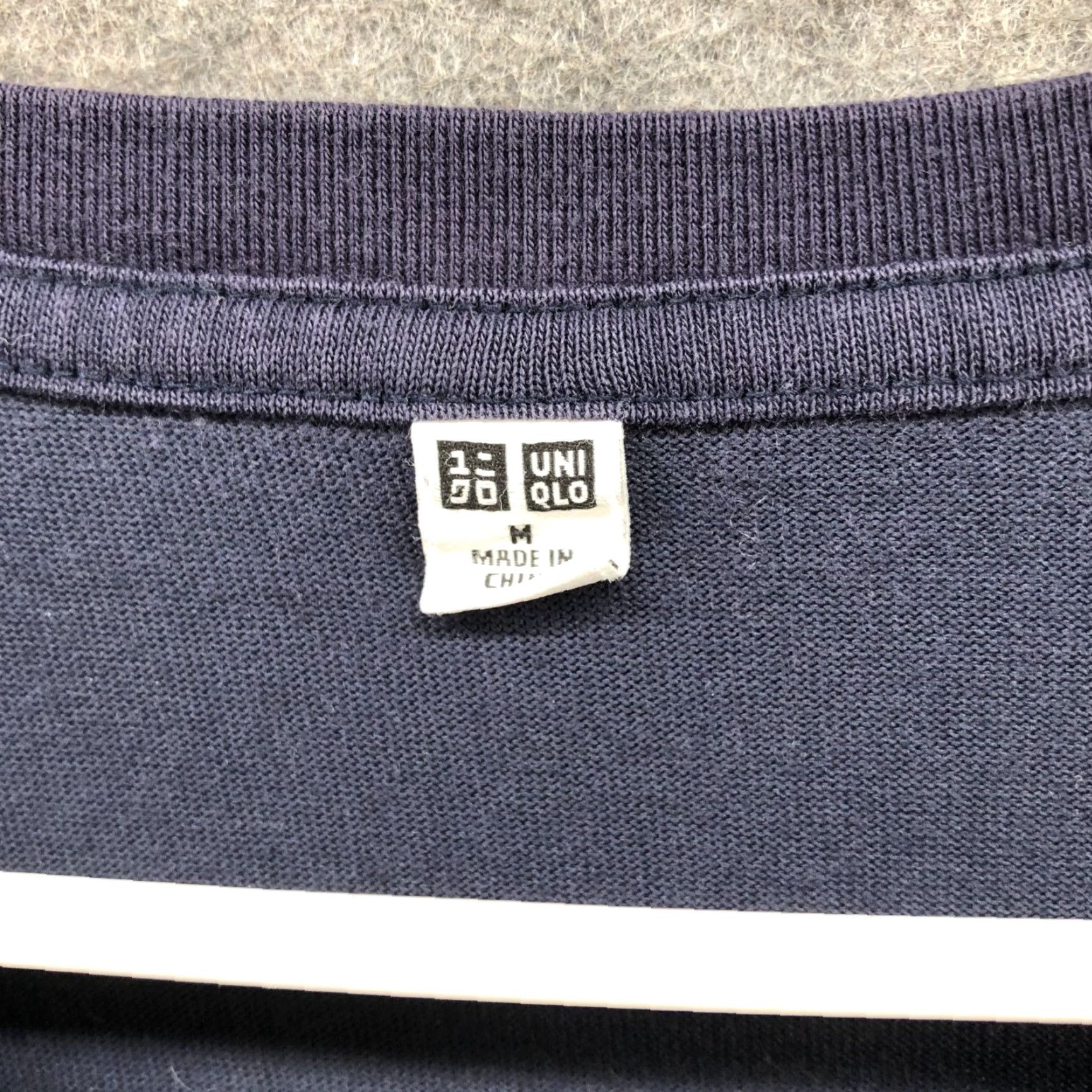 Uniqlo Uniqlo T-Shirt Mens M Navy Blue Cotton Polyester Dry V-Neck Short Sleeve Regular Shirt Men Size US M / EU 48-50 / 2 - 5 Thumbnail