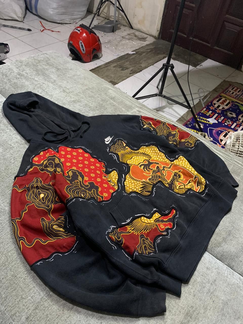 Nike Nike x Batik Rework Traditional Indonesian Hoodie Size US L / EU 52-54 / 3 - 6 Thumbnail