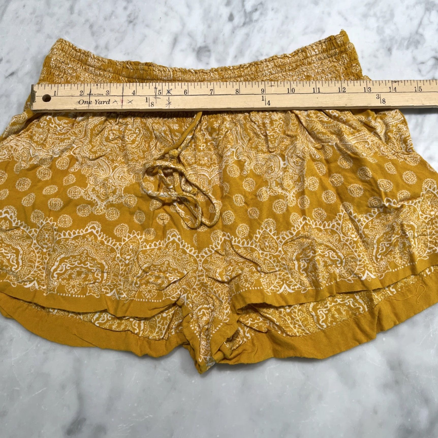 Vintage Women’s Shorts M Elastic Waist Drawstring Paisley Bandana Print Yellow 26” W Size 32" / US 10 / IT 46 - 5 Thumbnail