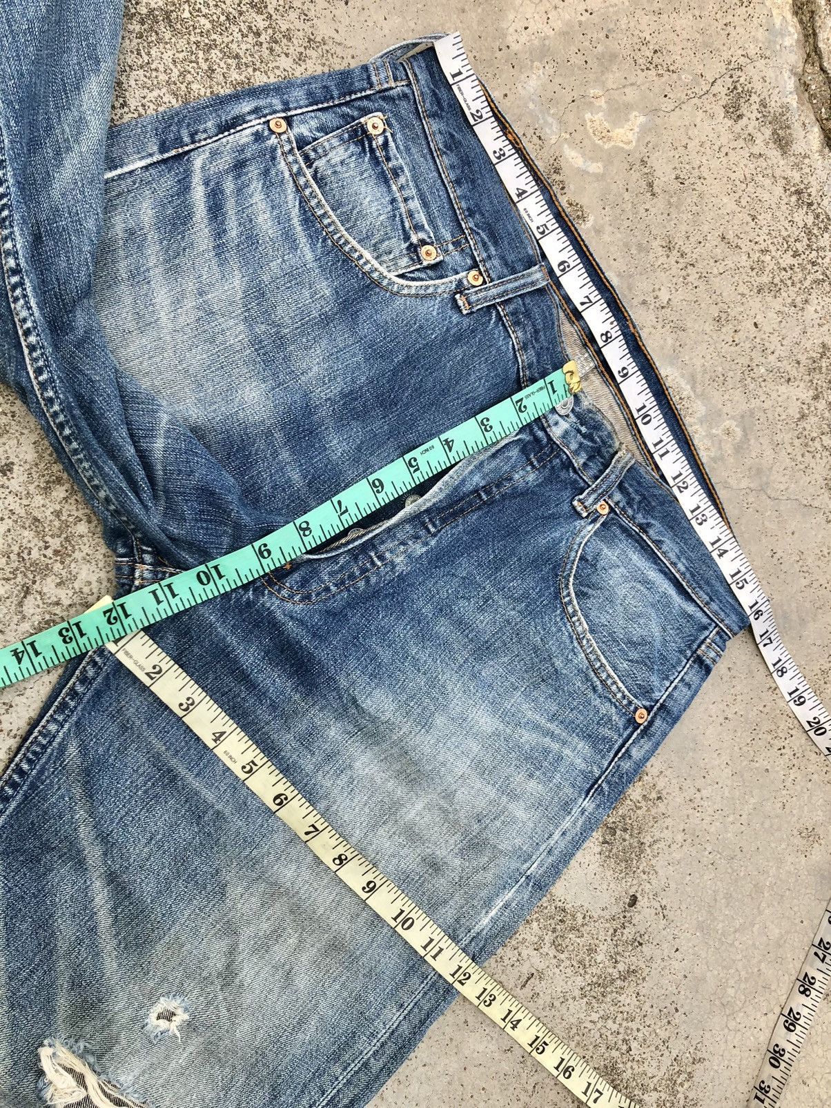 Levi's VINTAGE LEVIS 501 DISTRESSED JEANS Size US 33 - 9 Thumbnail