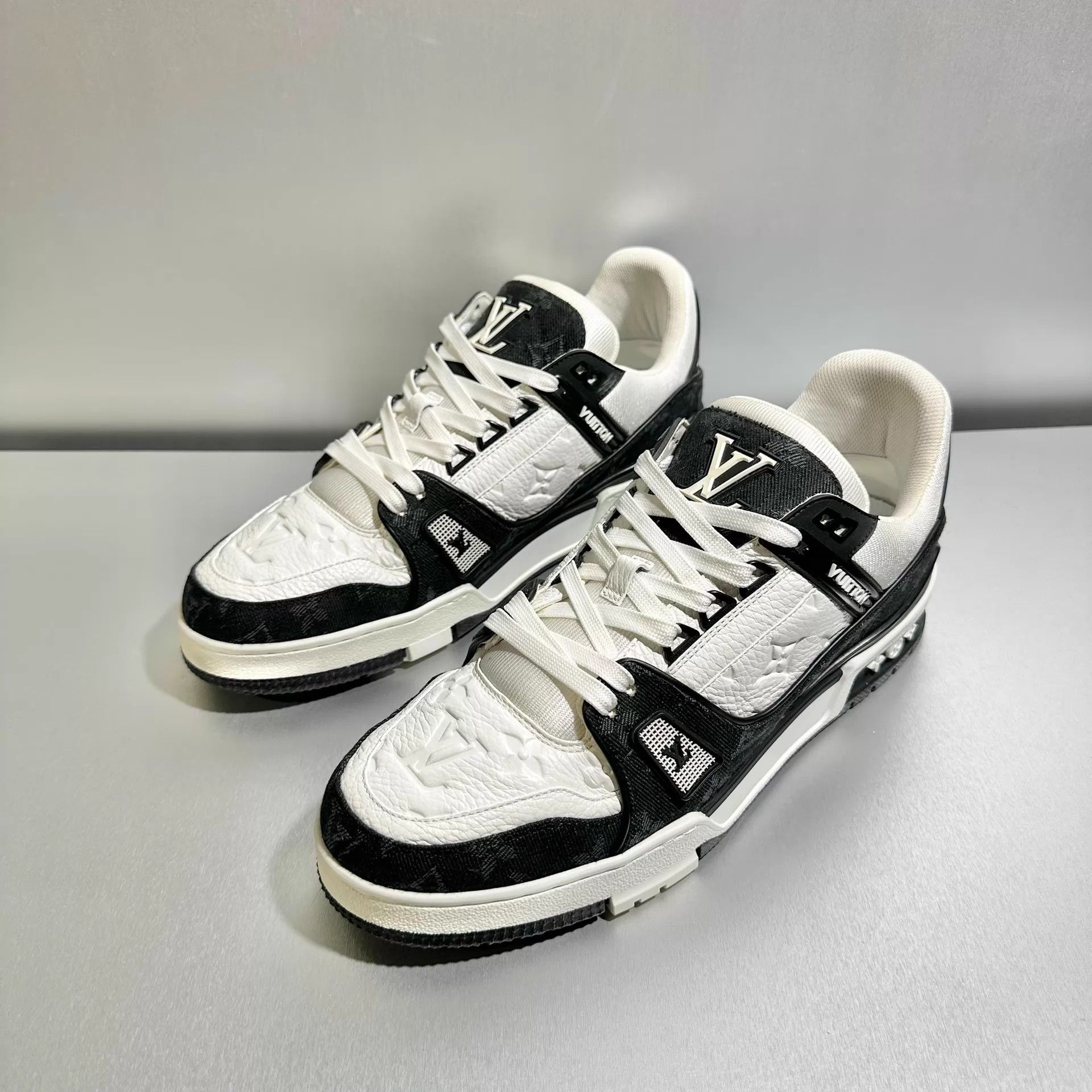 Louis Vuitton Louis Vuitton Trainer 8/42 Denim Black & White Worn once Size US 9 / EU 42 - 1 Thumbnail