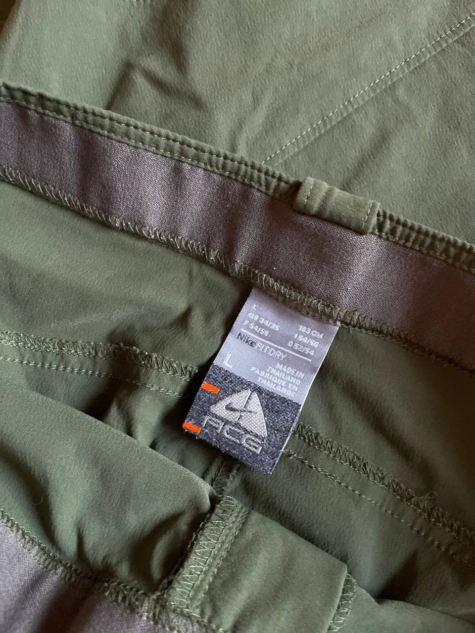Nike ACG × Vintage OFFER!🫵🏻 NIKE ACG BIG LOGO CARGO POCKE SHORTS BERMUDA VINTAGE Size US 34 / EU 50 - 8 Thumbnail