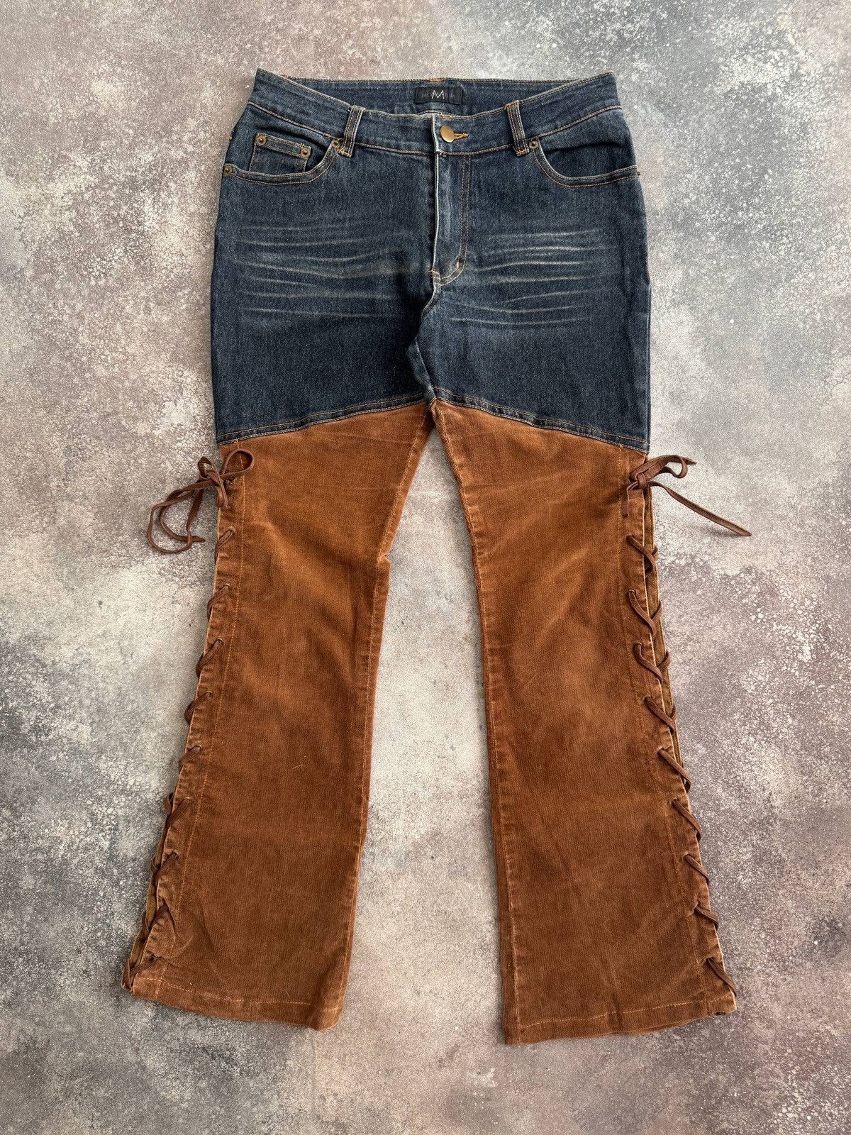 20471120 Avant Garde Vintage Low Rise Corduroy Flared Jeans Size 28" / US 6 / IT 42 - 1 Thumbnail