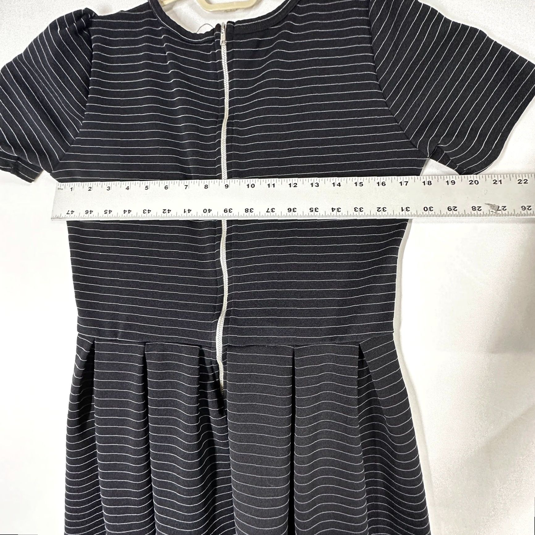 Vintage **LULAROE MIDSIDE BLACK WHITE STRIPED ZIP FIT FLARE L** User: **LULAROE MIDISIDE BLACK WHITE STRIPED SIZE L ZIP FIT FLARE** Size 36" / US 14 / IT 50 - 5 Thumbnail
