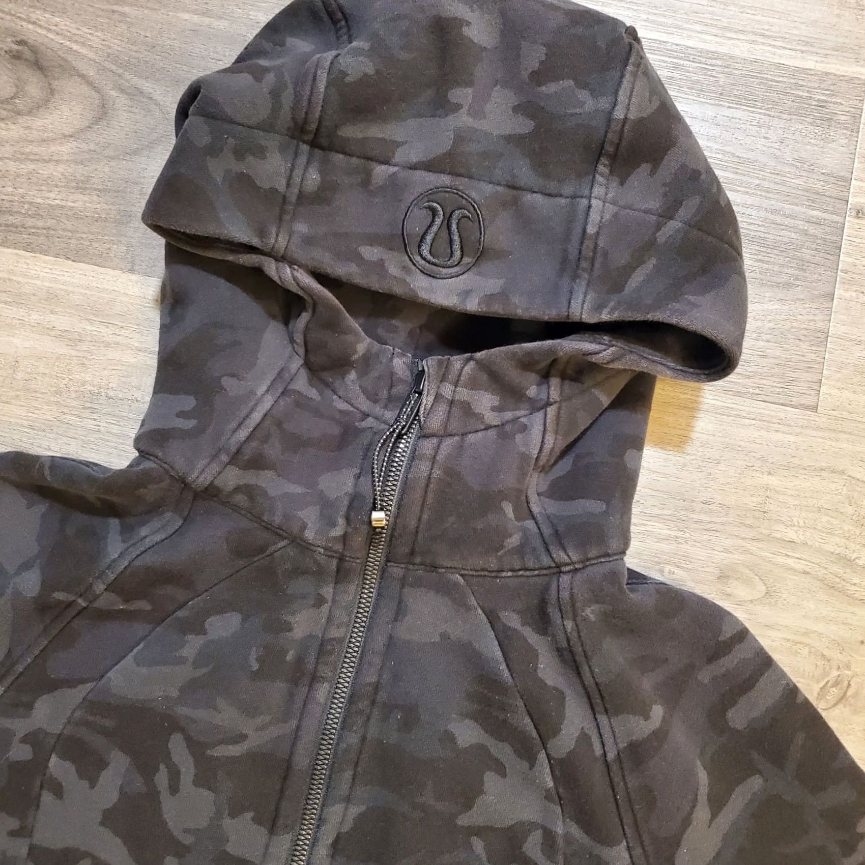 Lululemon Lululemon Scuba Hoodie Women’s Size 6 Black Camo Sweatshirt Full Zip Athleisure Size M / US 6-8 / IT 42-44 - 3 Thumbnail