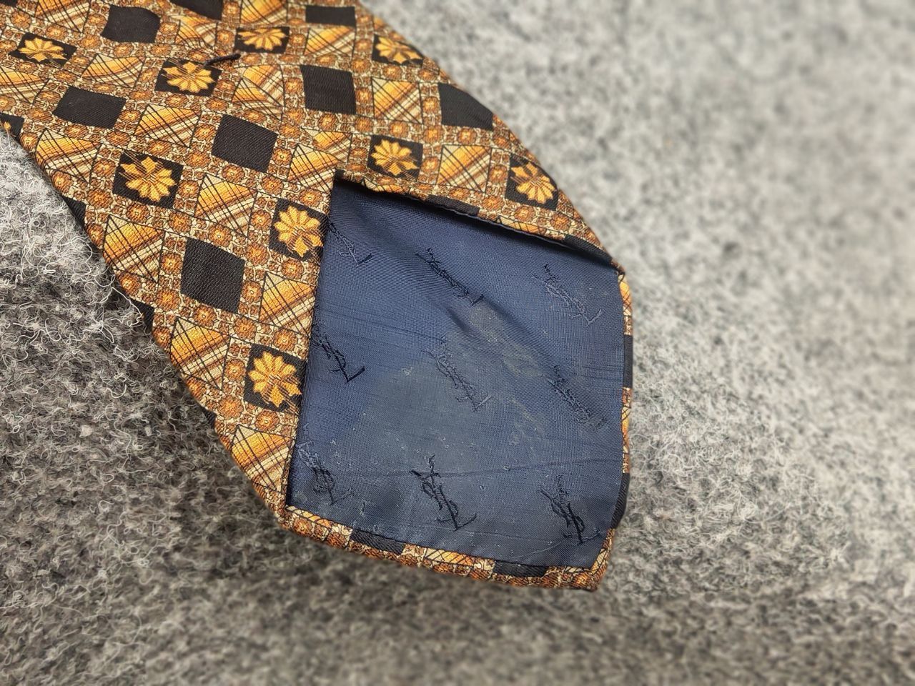 Yves Saint Laurent Yves Saint Laurent Vintage Silk designer tie Gold Pattern Size ONE SIZE - 8 Thumbnail