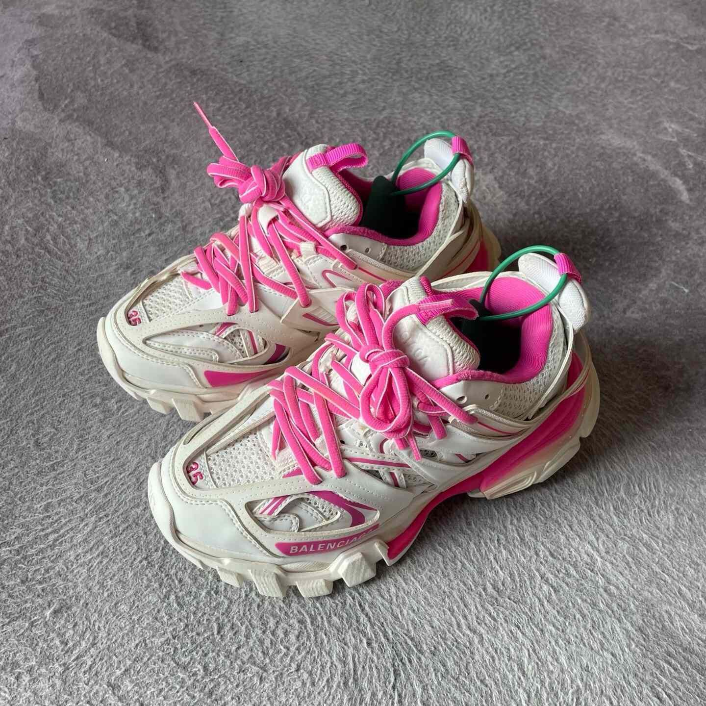 Balenciaga Balenciaga Pink Lowtop Sneakers 35 Women Size US 5 / IT 35 - 1 Thumbnail