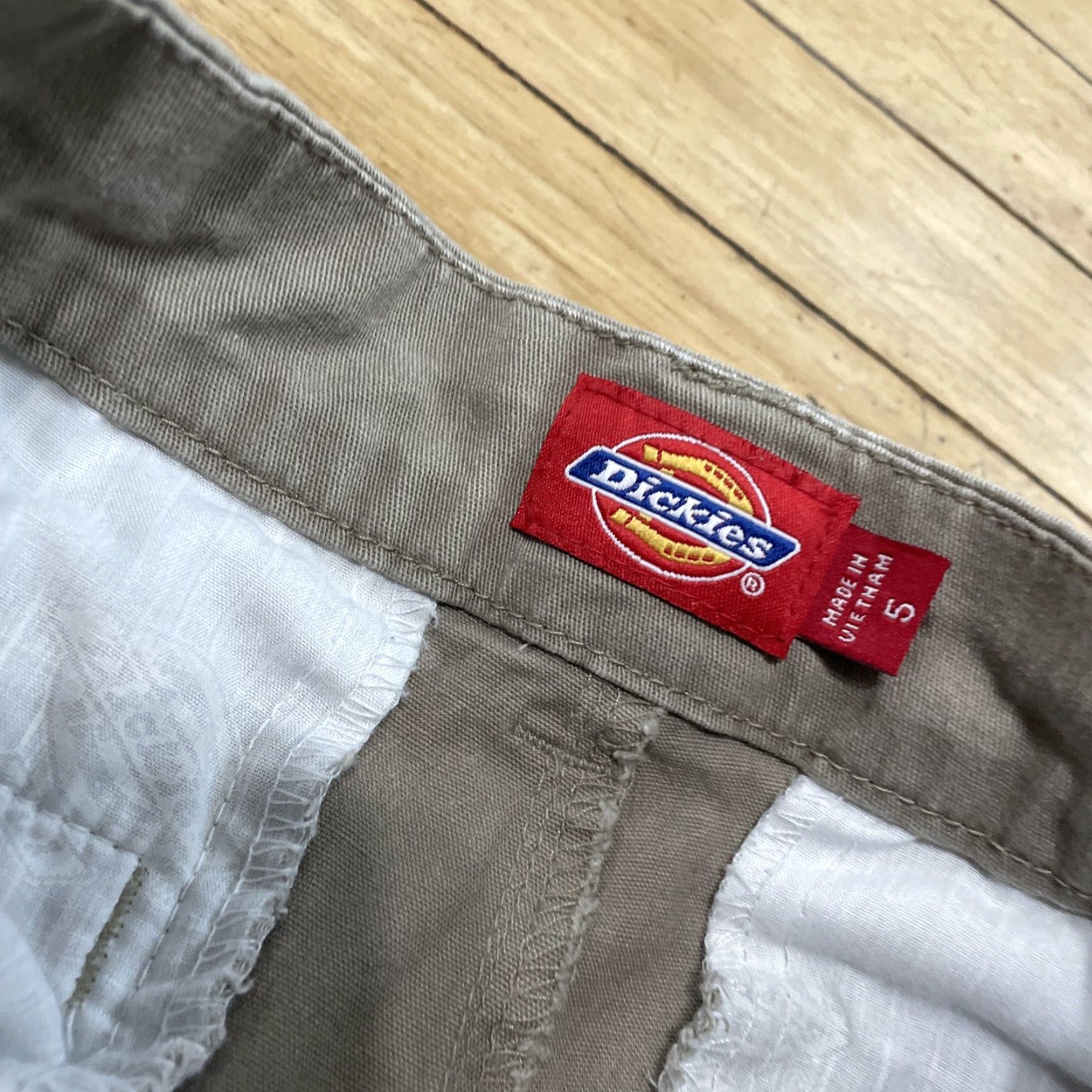 Dickies DICKIES Shorts Beige Classic Preppy Y2k Skate School Bermuda Chino 30 in Size 5 Women's Bermuda 30 Beige Dickies Shorts Size 27" / US 4 / IT 40 - 4 Thumbnail