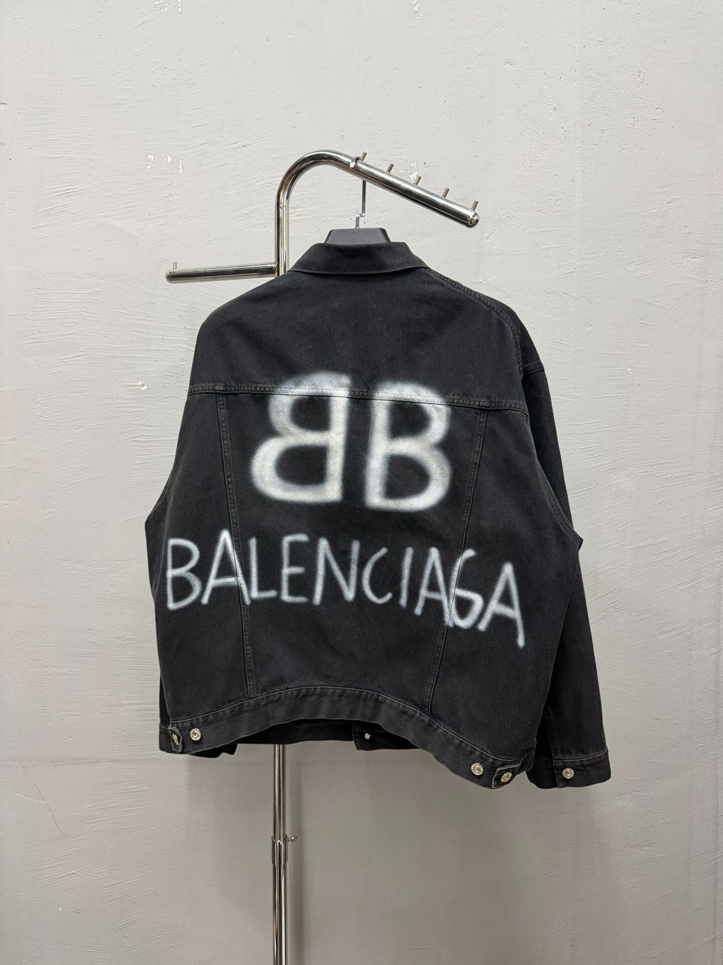 Balenciaga balenciaga black spray logo denim jacket Size US S / EU 44-46 / 1 - 1 Thumbnail