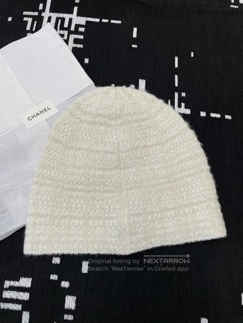Chanel Chanel 26C new white gold thread large logo cashmere knitt Size ONE SIZE - 3 Thumbnail