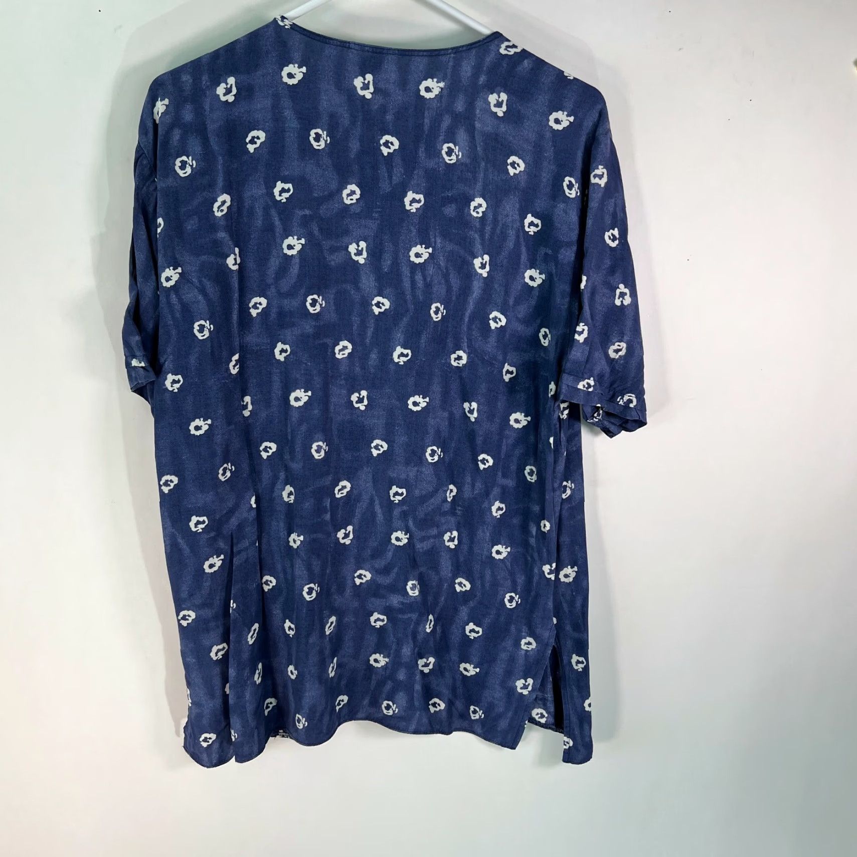 C&A C&A Blue Short Sleeve Printed Button-Up Shirt Womens Size 40 Casual Blouse Satin 100% Viscose Crew Neck Collarless Regular Fit Size S / US 4 / IT 40 - 3 Thumbnail