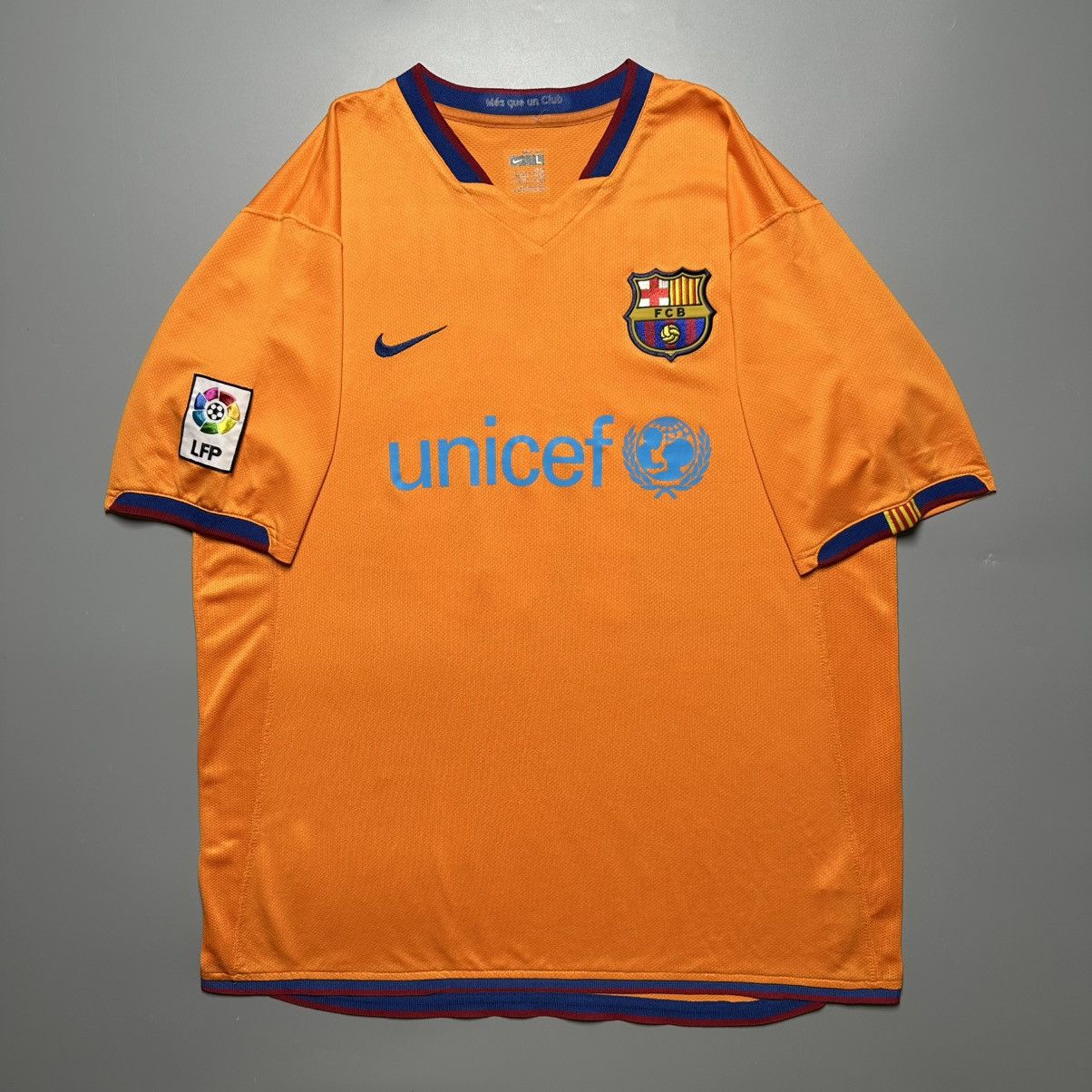 Nike BARCELONA NIKE 2007/2008 FOOTBALL AWAY JERSEY #10 RONALDINHO Size US L / EU 52-54 / 3 - 2 Thumbnail